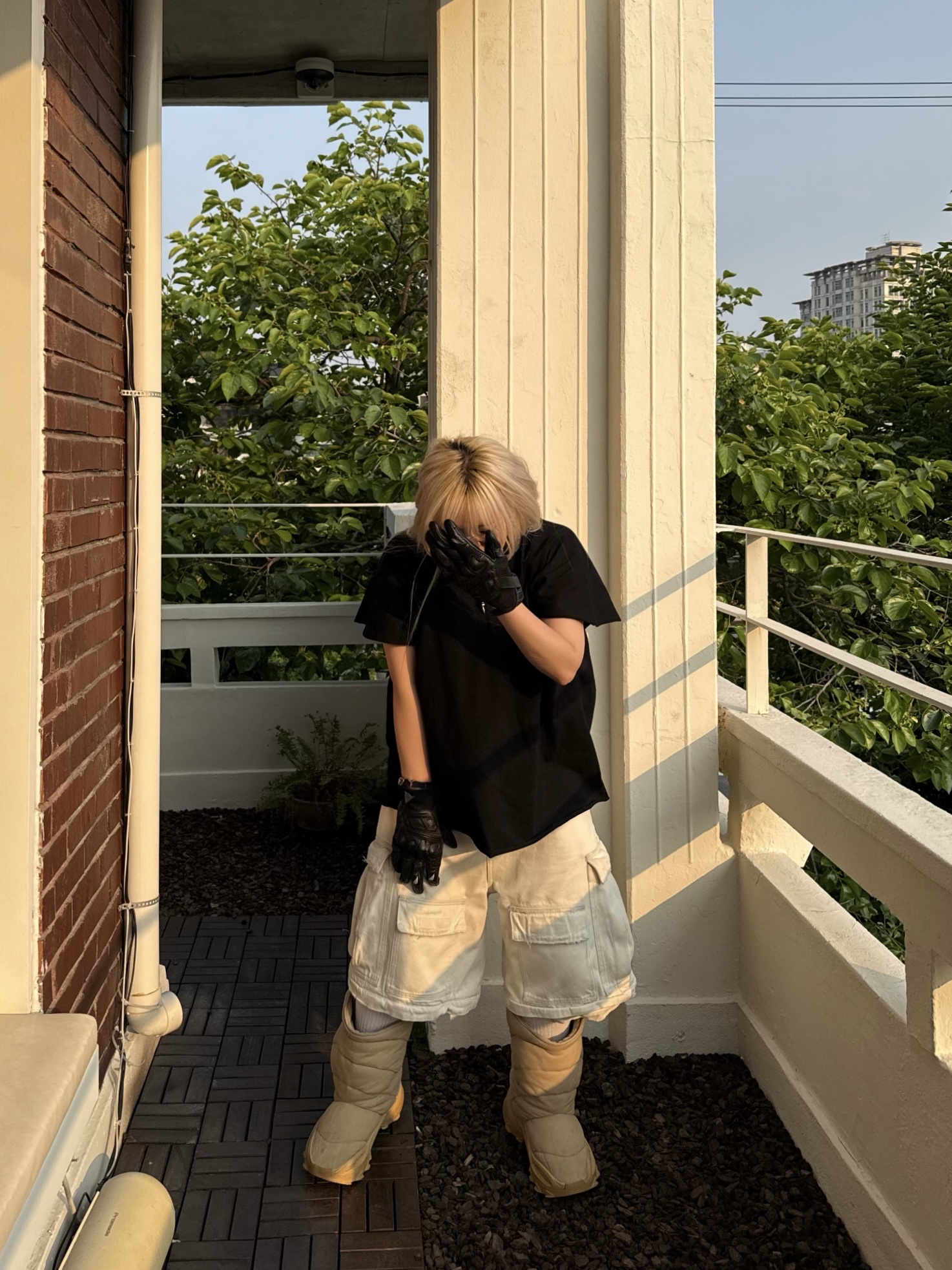 Yeezy Two Box T-Shirt Black (Vultures Listening Experience Korea Exclusive), Adidas Yeezy NSLTD Boot Khaki 착용 스타일 - 3