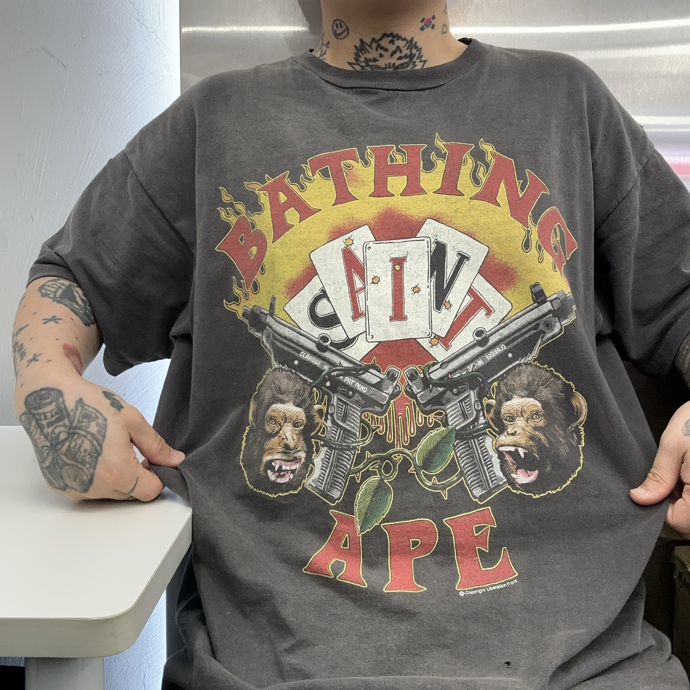Kapital 14 oz. Denim 5P Bone Embroidery Short Pants Black, BAPE x Saint Mxxxxxx Guns T-Shirt Charcoal 착용 스타일 - 4