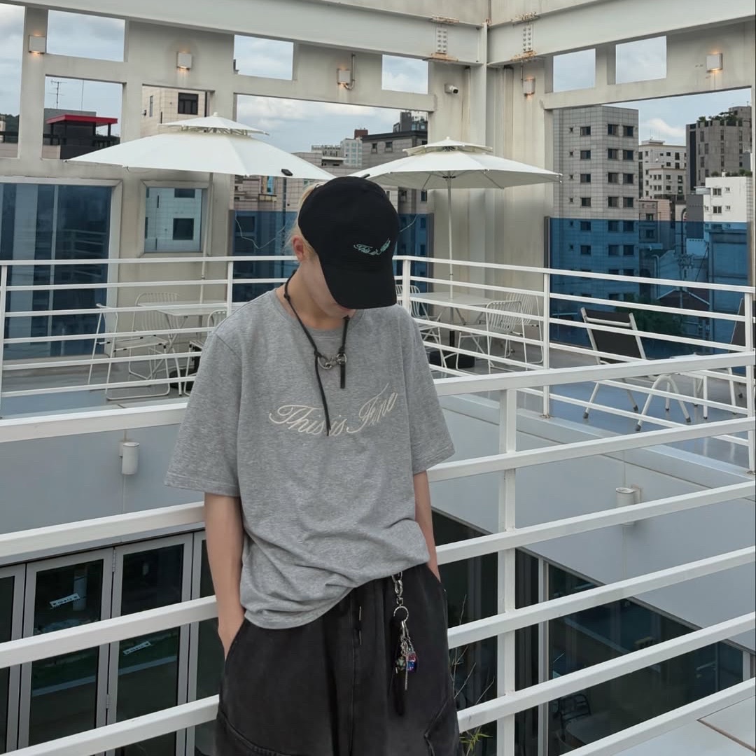 THIS IS FINE Oversized Signature Tee Sportif Gray, THIS IS FINE Signature Ball Cap Black 착용 스타일 - 3