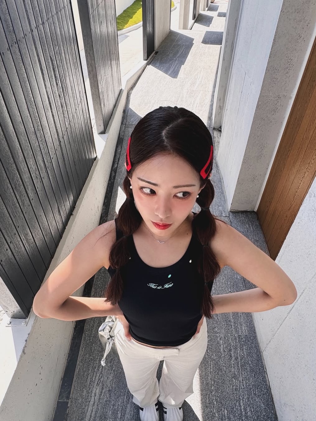 THIS IS FINE Ribbed Sleeveless Top Black, THIS IS FINE Signature Ball Cap Black 착용 스타일 - 5