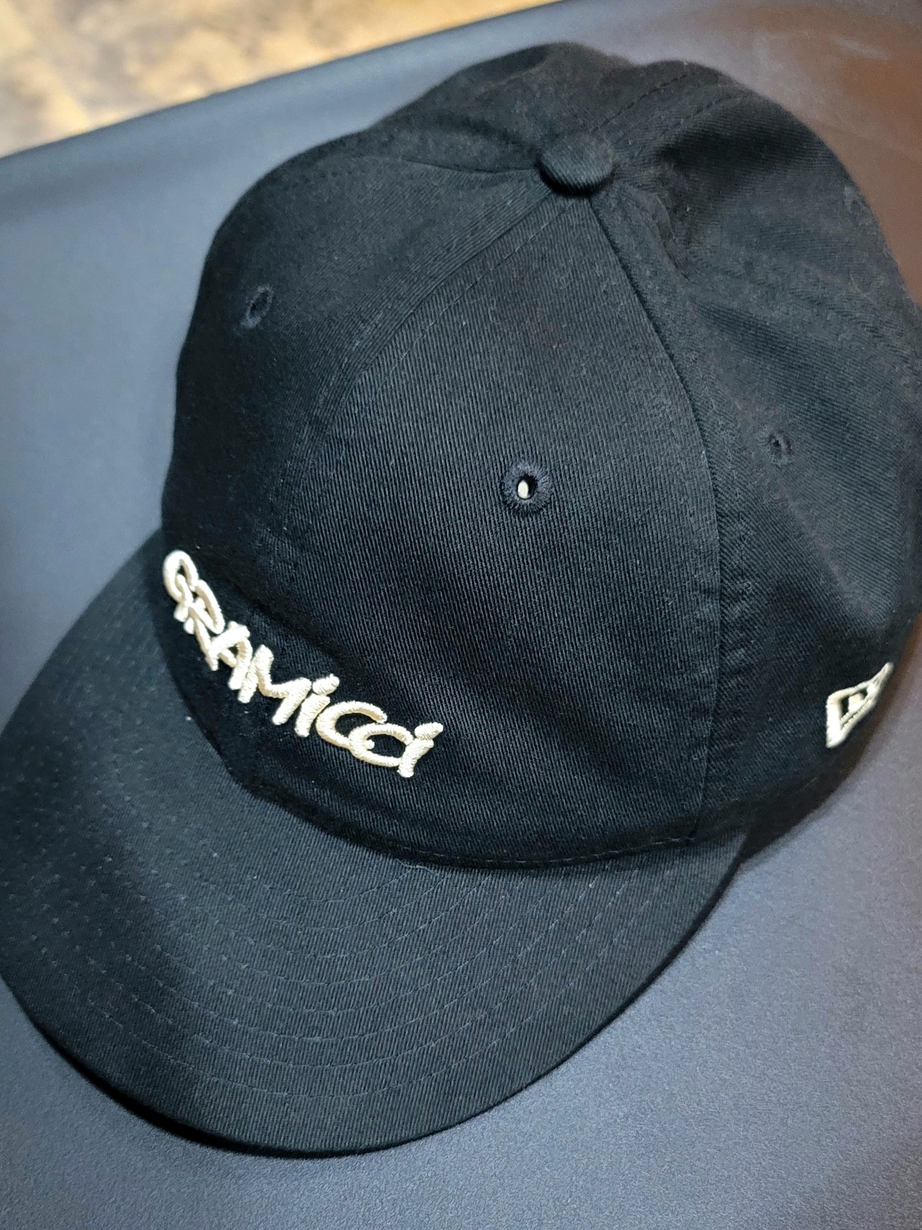 New Era Gramicci Lettering Strapback Black 착용 스타일