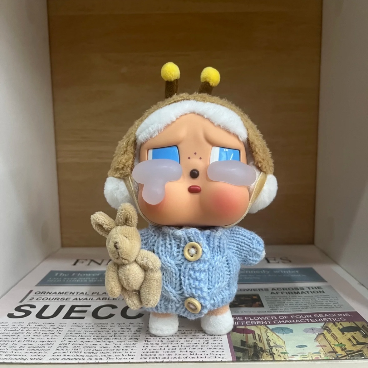 Pop Mart Crybaby Crying Again Series Plush Keyring I'll Bring You A Flower (Opened Case) 착용 스타일