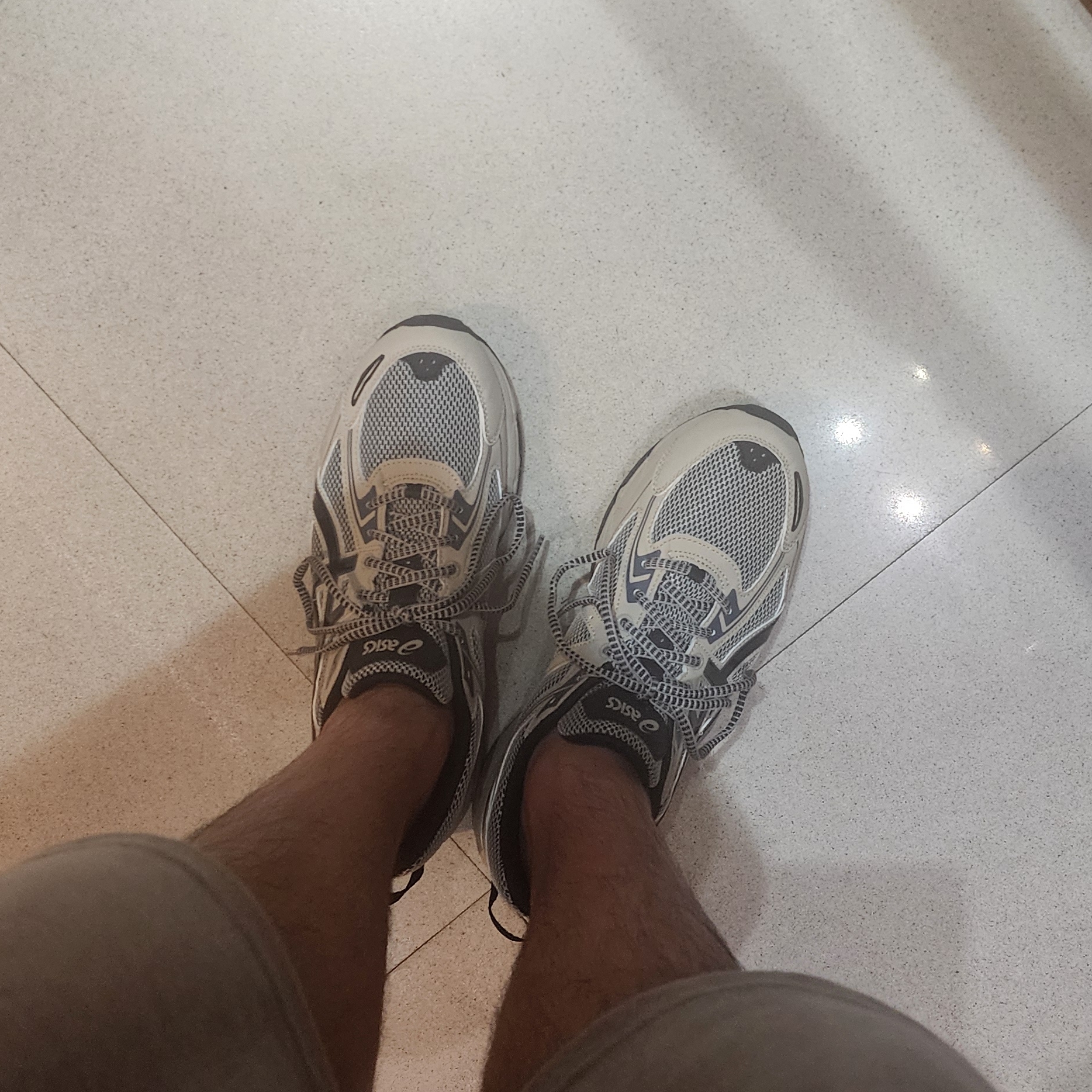 Asics Gel-Venture 6 Feather Grey Black 착용 스타일