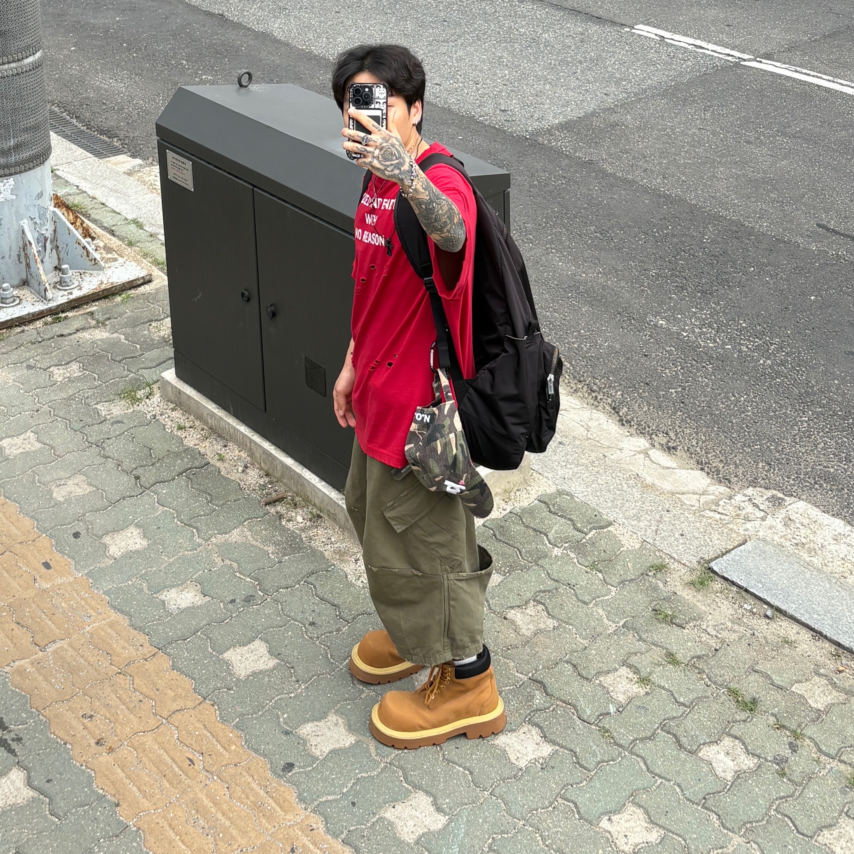 ROARINGRAD Damage Lettering T-shirt Red, Converse x Drkshdw Oversized Backpack Black 착용 스타일 - 3