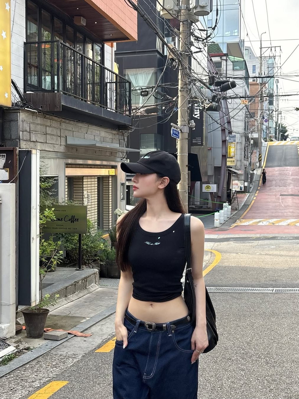 THIS IS FINE Ribbed Sleeveless Top Black, THIS IS FINE Signature Ball Cap Black 착용 스타일 - 2