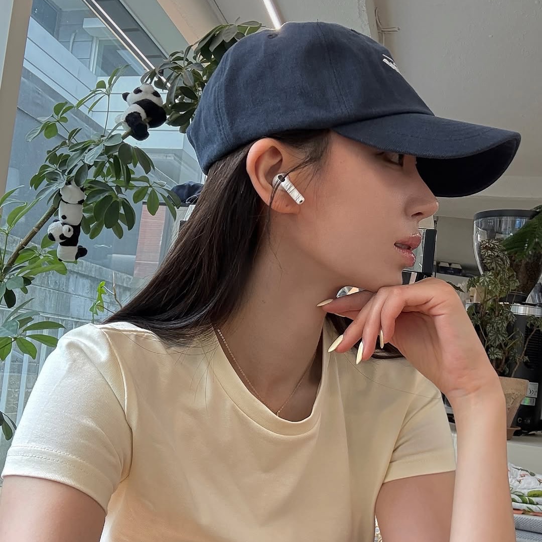 THIS IS FINE Cropped Signature Tee Cream, THIS IS FINE Signature Ball Cap Black 착용 스타일 - 3