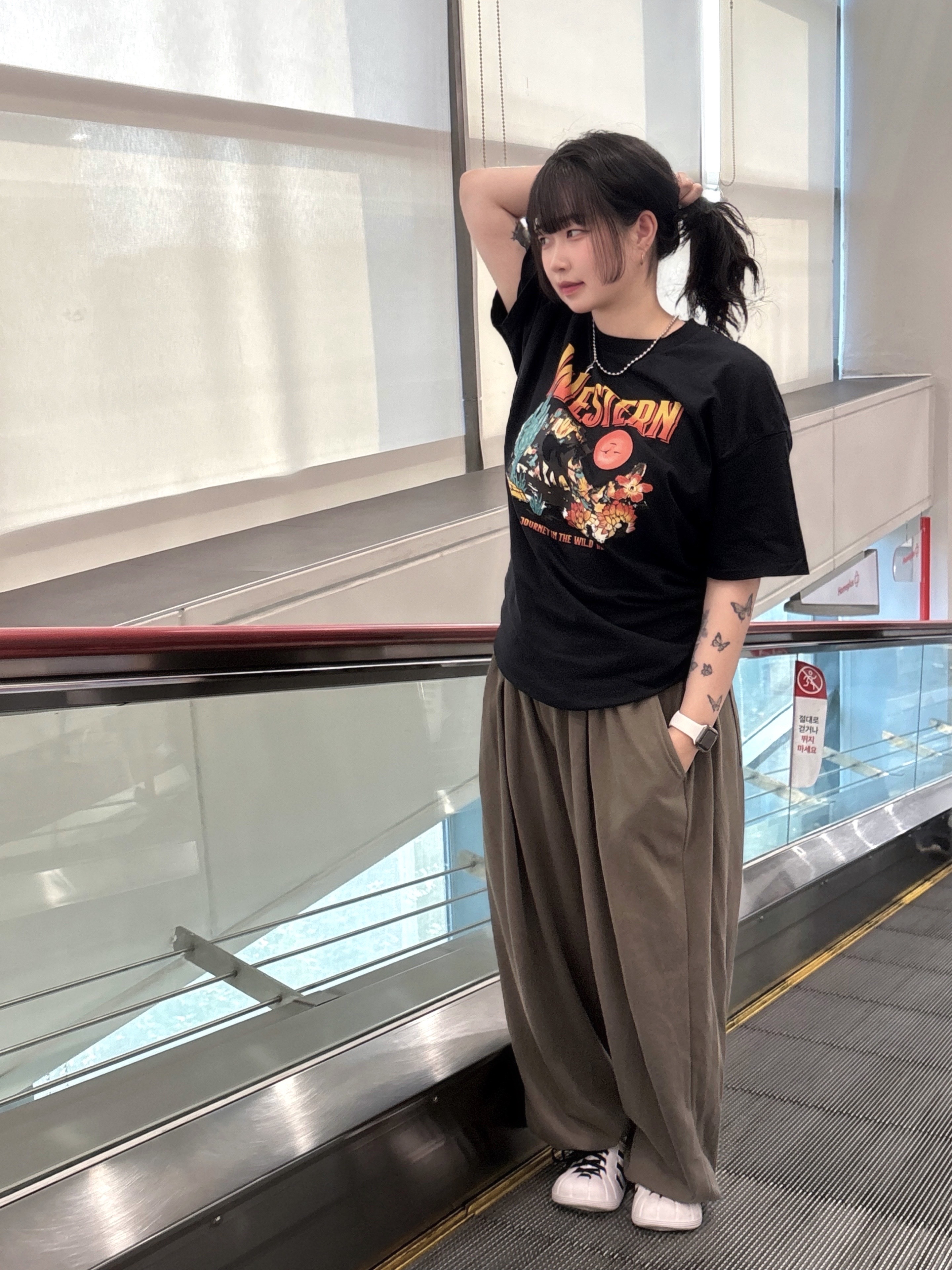 Gildan X American Collection Western T-Shirt Black 착용 스타일 - 3