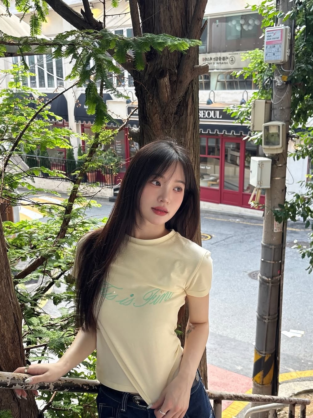 THIS IS FINE Cropped Signature Tee Cream 착용 스타일 - 6