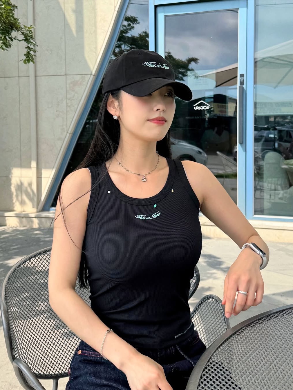 THIS IS FINE Ribbed Sleeveless Top Black, THIS IS FINE Signature Ball Cap Black 착용 스타일 - 6