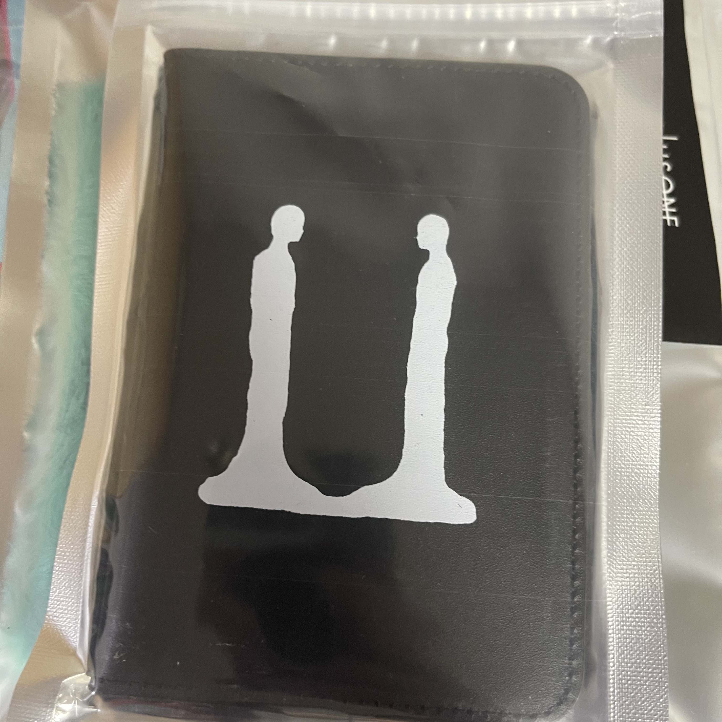 G-DRAGON Ubermensch Passport Cover Black 착용 스타일