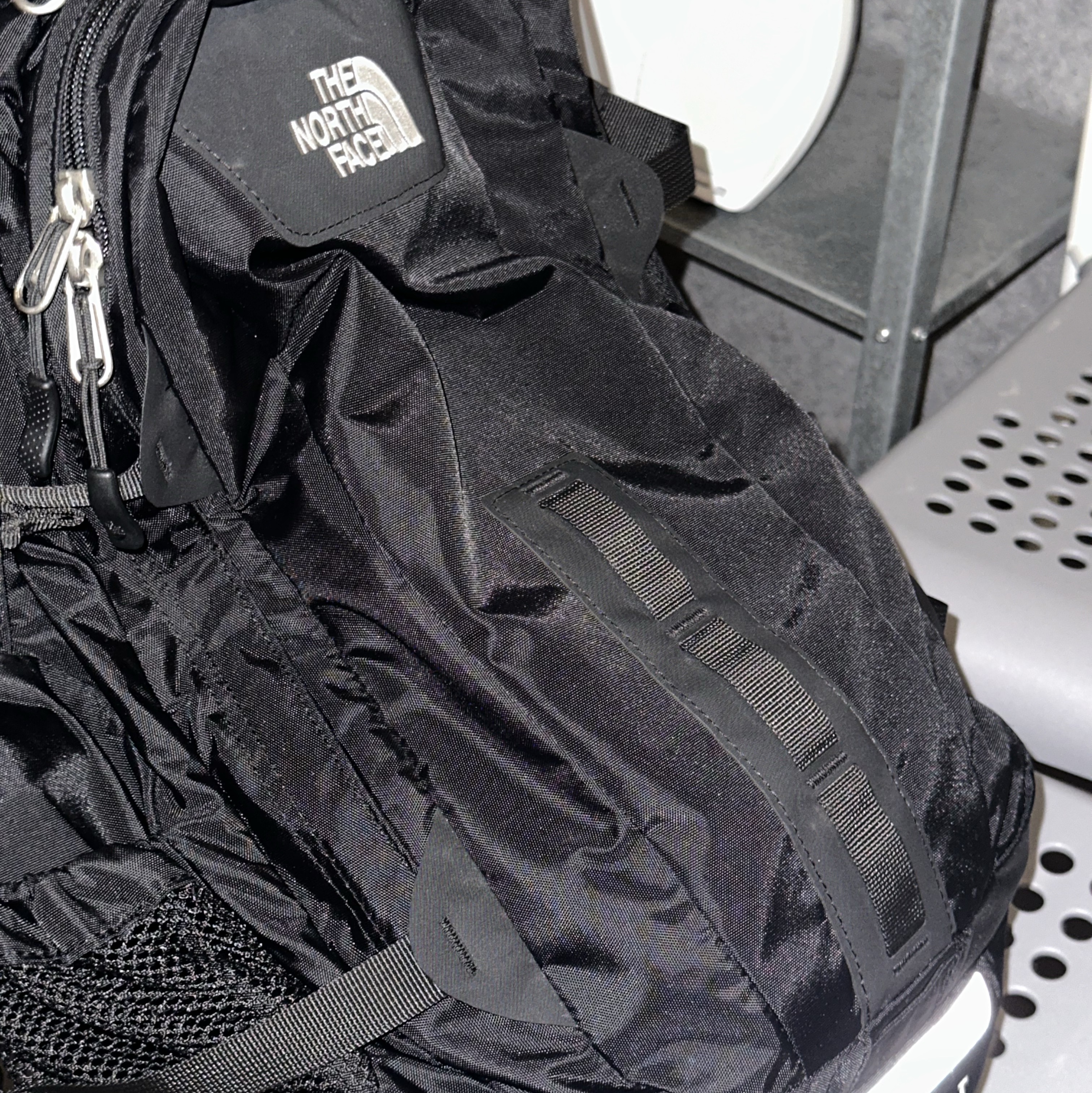 Nike Air Force 1 '07 Low Triple Black, The North Face Hot Shot Black 착용 스타일 - 3