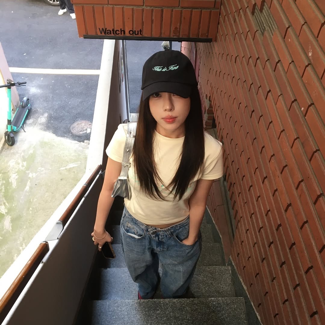 THIS IS FINE Cropped Signature Tee Cream, THIS IS FINE Signature Ball Cap Black 착용 스타일 - 1