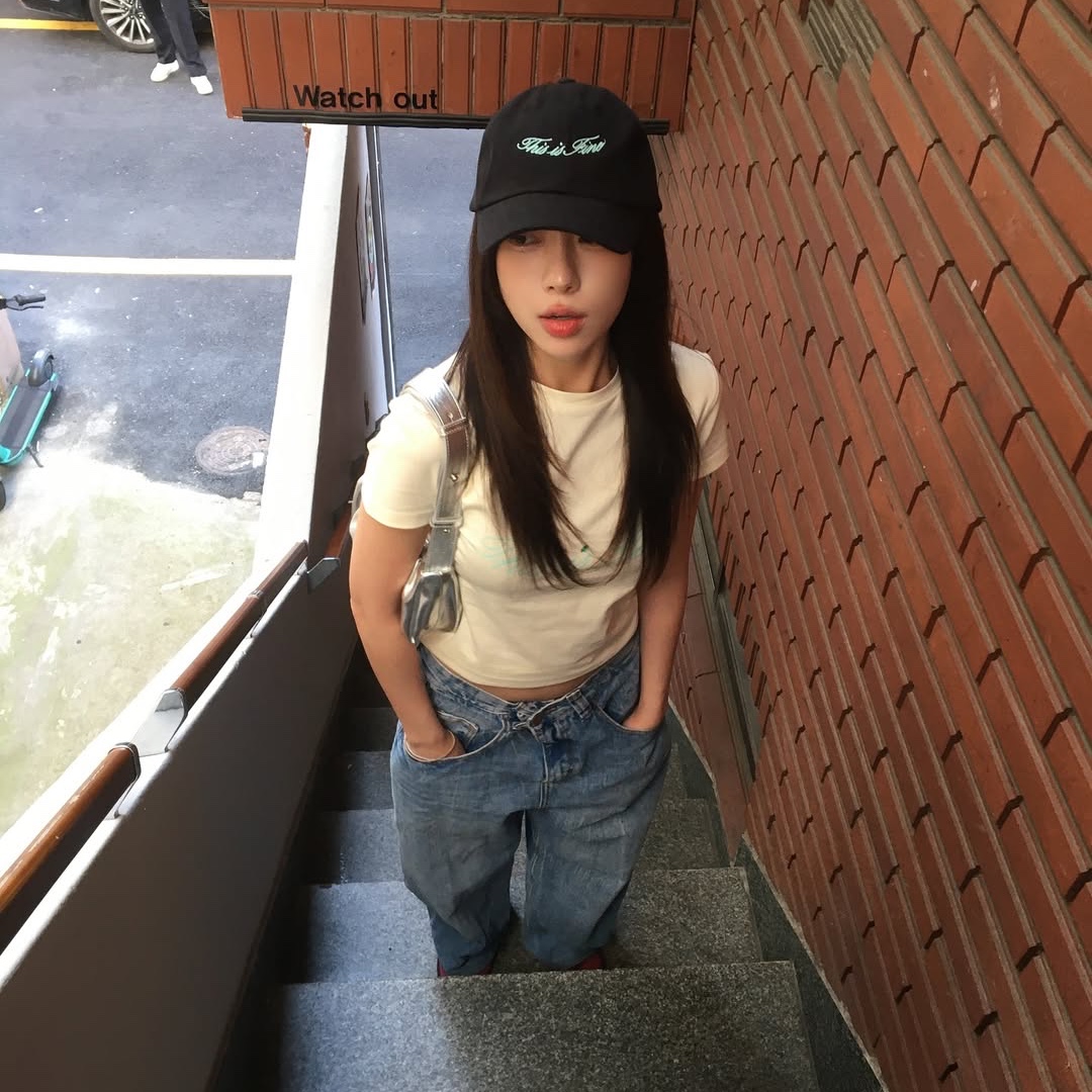 THIS IS FINE Cropped Signature Tee Cream, THIS IS FINE Signature Ball Cap Black 착용 스타일 - 2
