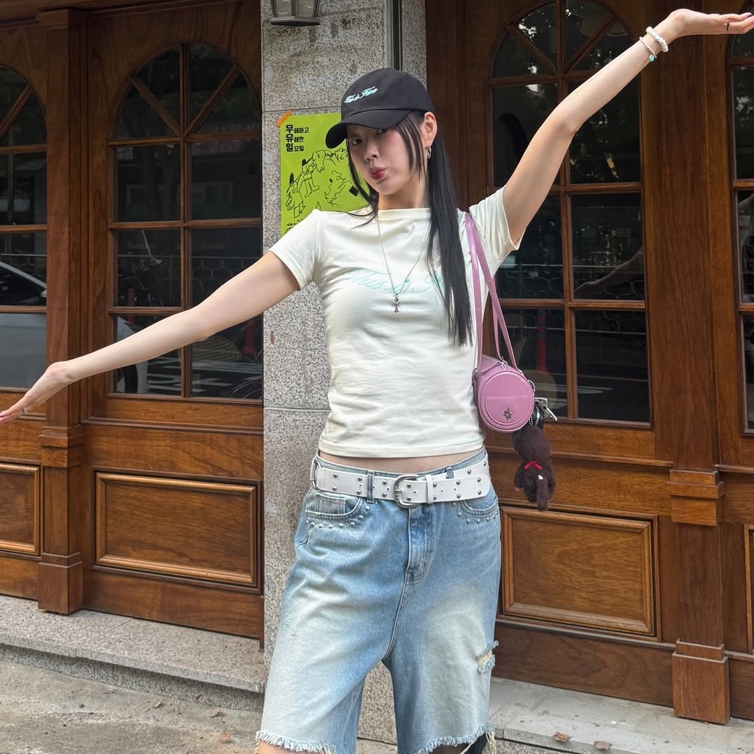 THIS IS FINE Cropped Signature Tee Cream, THIS IS FINE Signature Ball Cap Black 착용 스타일 - 8