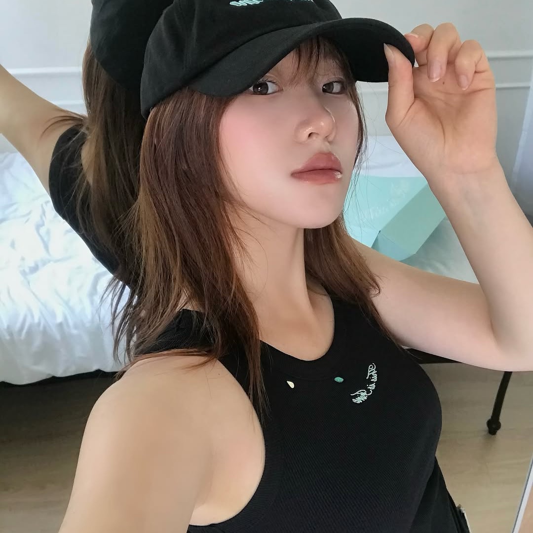THIS IS FINE Cropped Signature Tee Cream, THIS IS FINE Signature Ball Cap Black 착용 스타일 - 5