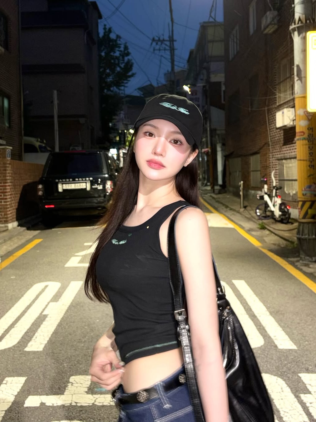 THIS IS FINE Ribbed Sleeveless Top Black, THIS IS FINE Signature Ball Cap Black 착용 스타일 - 6
