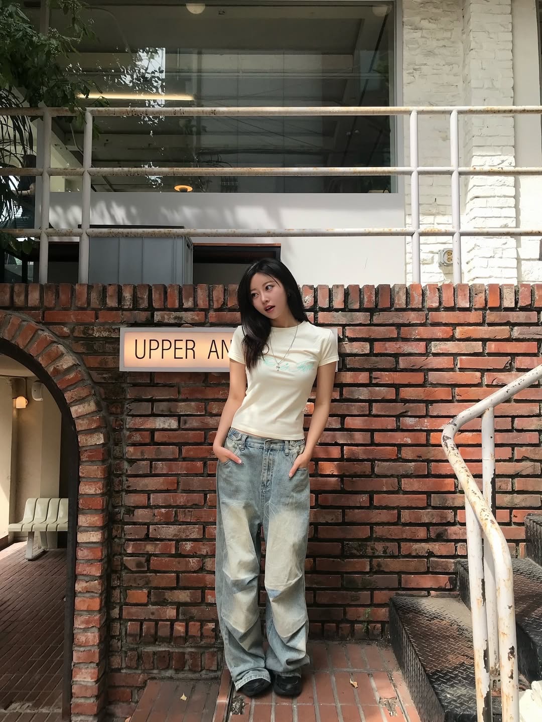 THIS IS FINE Cropped Signature Tee Cream 착용 스타일 - 4