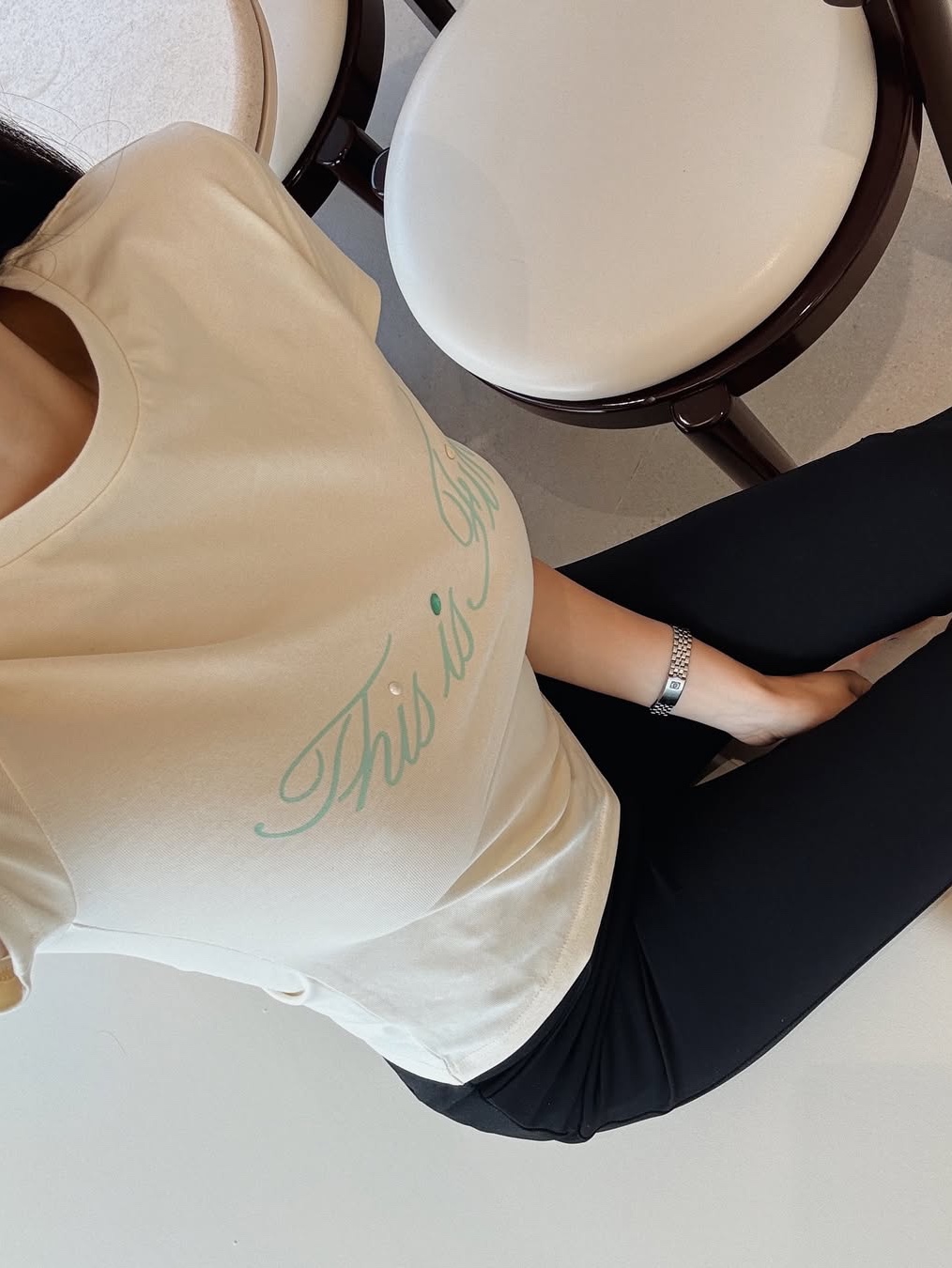THIS IS FINE Cropped Signature Tee Cream, THIS IS FINE Signature Ball Cap Black 착용 스타일 - 3