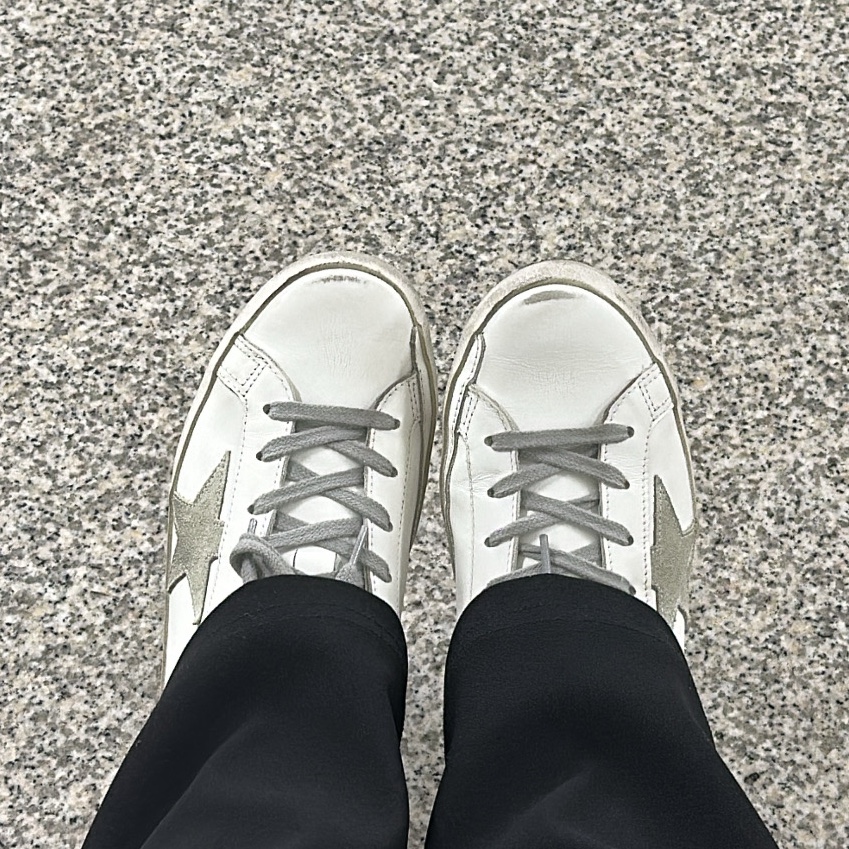 (W) Golden Goose Superstar White Silver Heel Tab Sneakers 착용 스타일