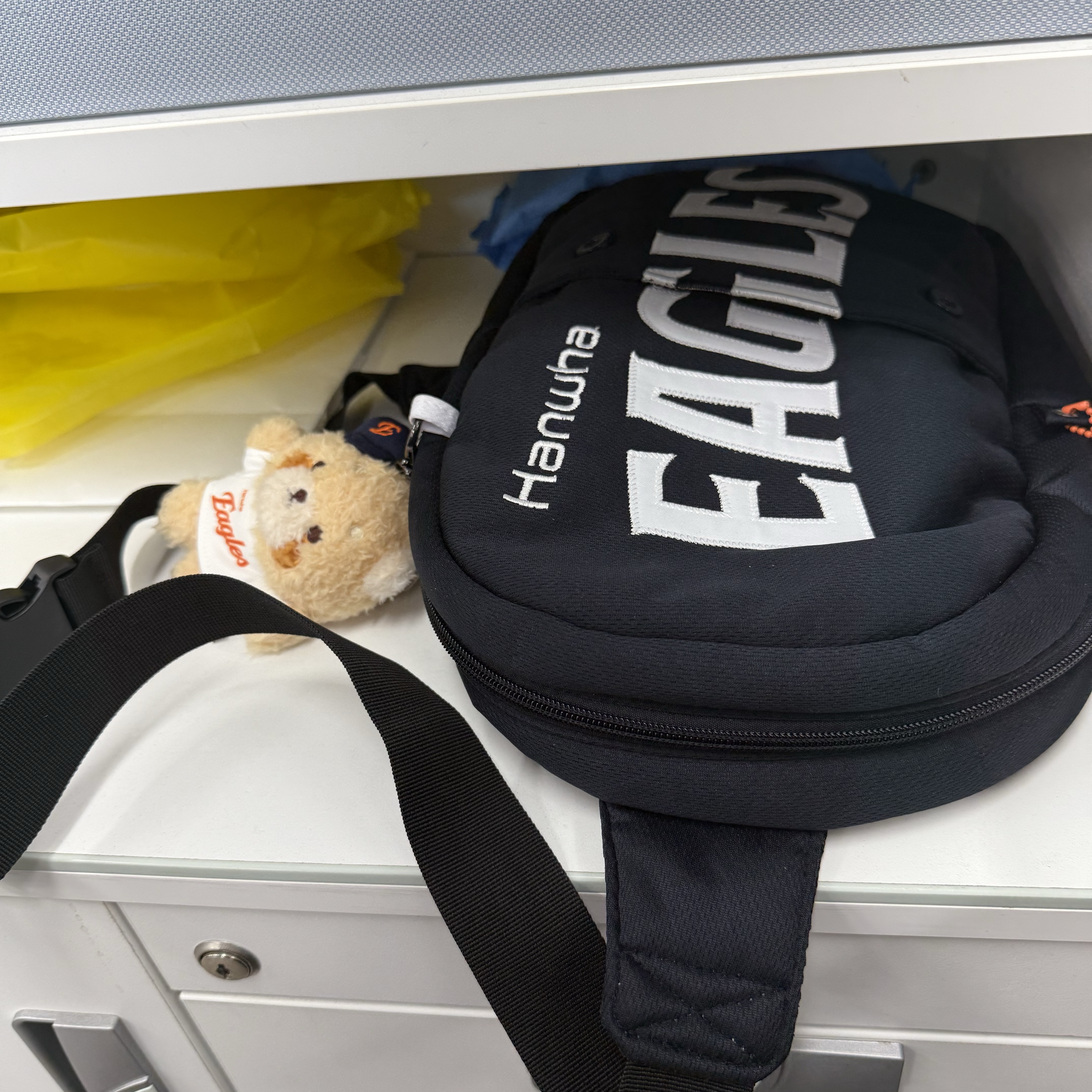 Hanwha Eagles Sling Bag Navy 착용 스타일 - 1