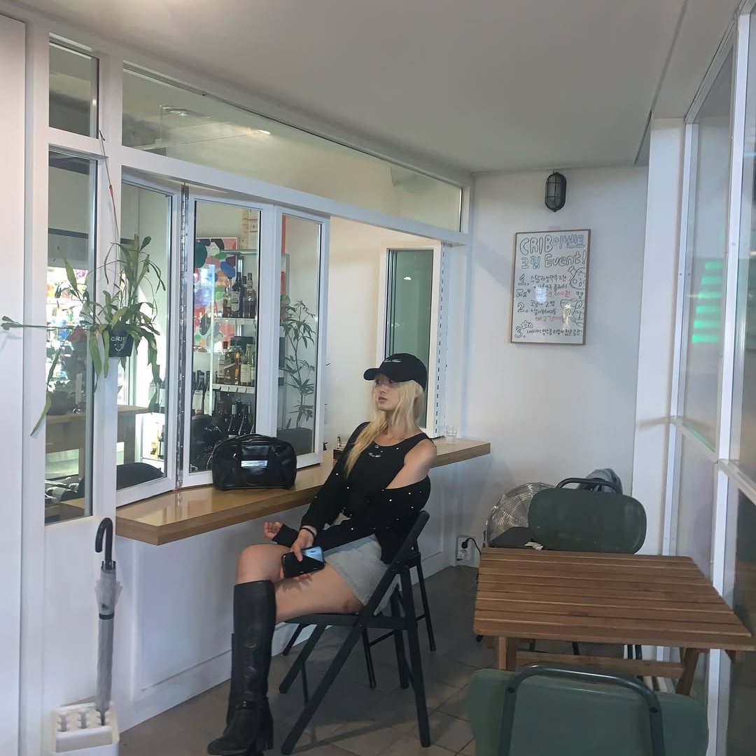 THIS IS FINE Ribbed Sleeveless Top Black, THIS IS FINE Signature Ball Cap Black 착용 스타일 - 3