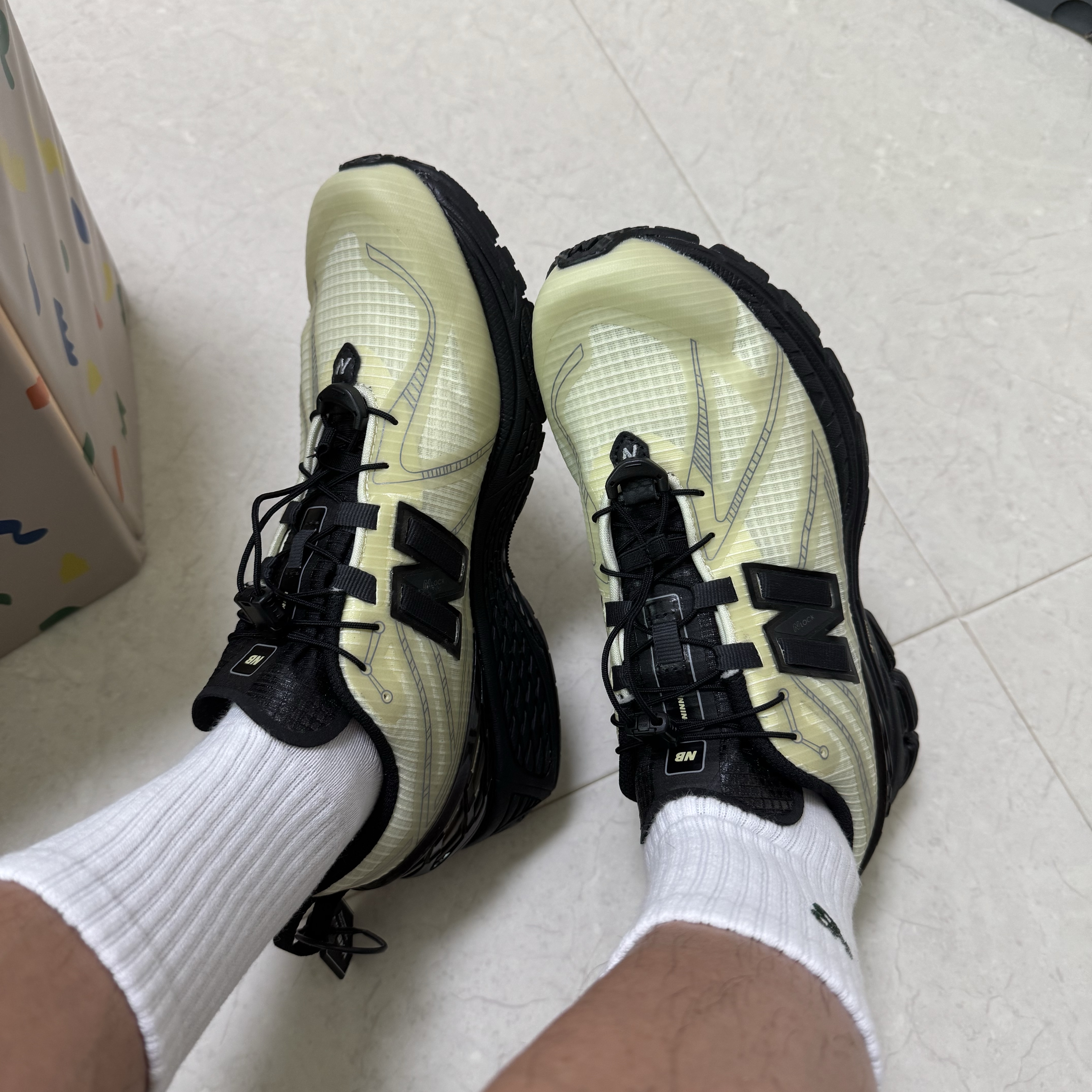 New Balance 1906R Pistachio Butter Morel 착용 스타일 - 2