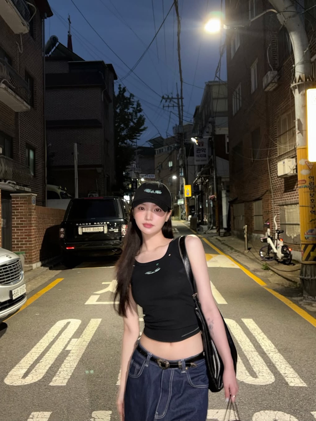 THIS IS FINE Ribbed Sleeveless Top Black, THIS IS FINE Signature Ball Cap Black 착용 스타일 - 4