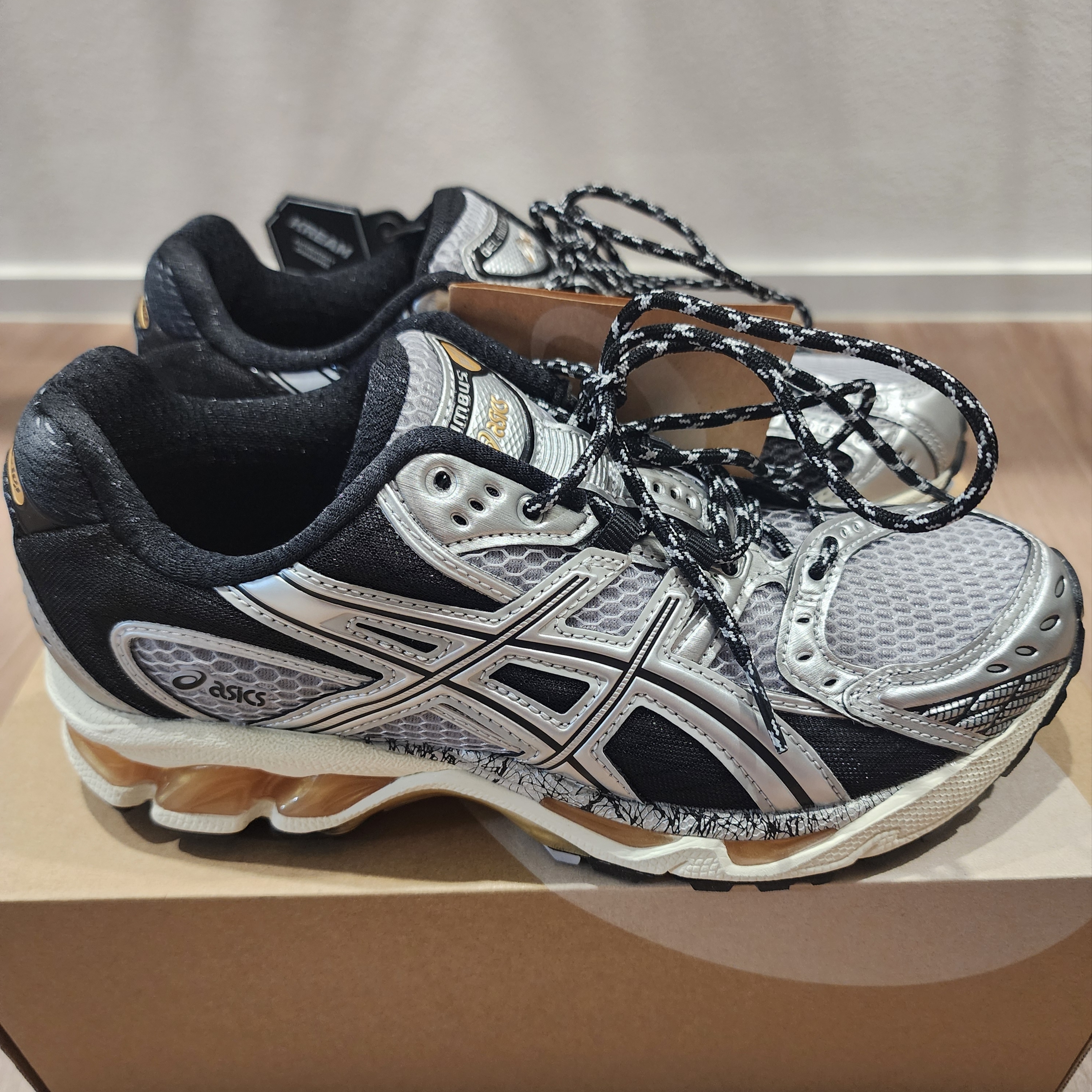 Asics Gel-Nimbus 10.1 Piedmont Grey Pure Silver 착용 스타일 - 2