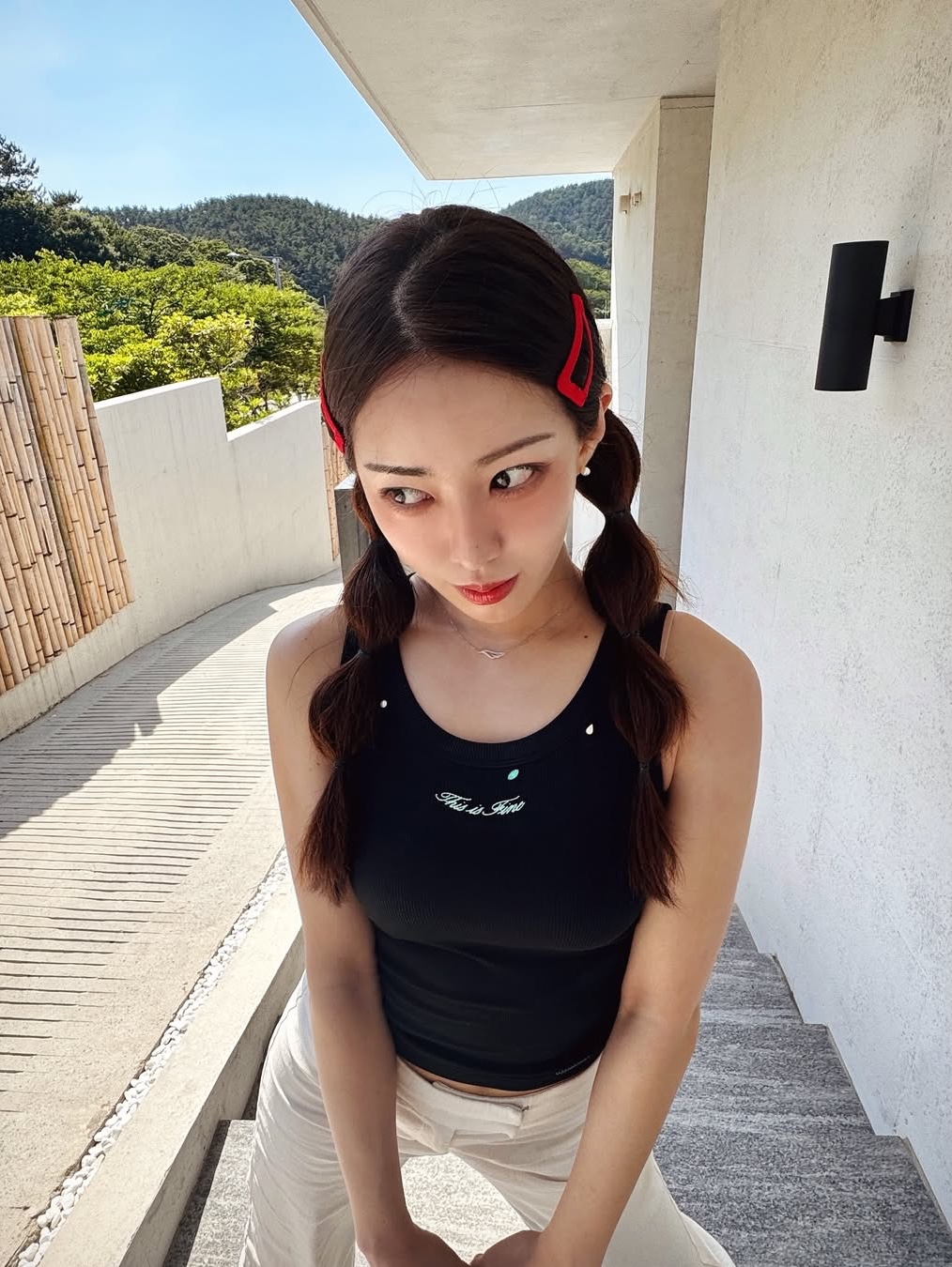 THIS IS FINE Ribbed Sleeveless Top Black, THIS IS FINE Signature Ball Cap Black 착용 스타일 - 4