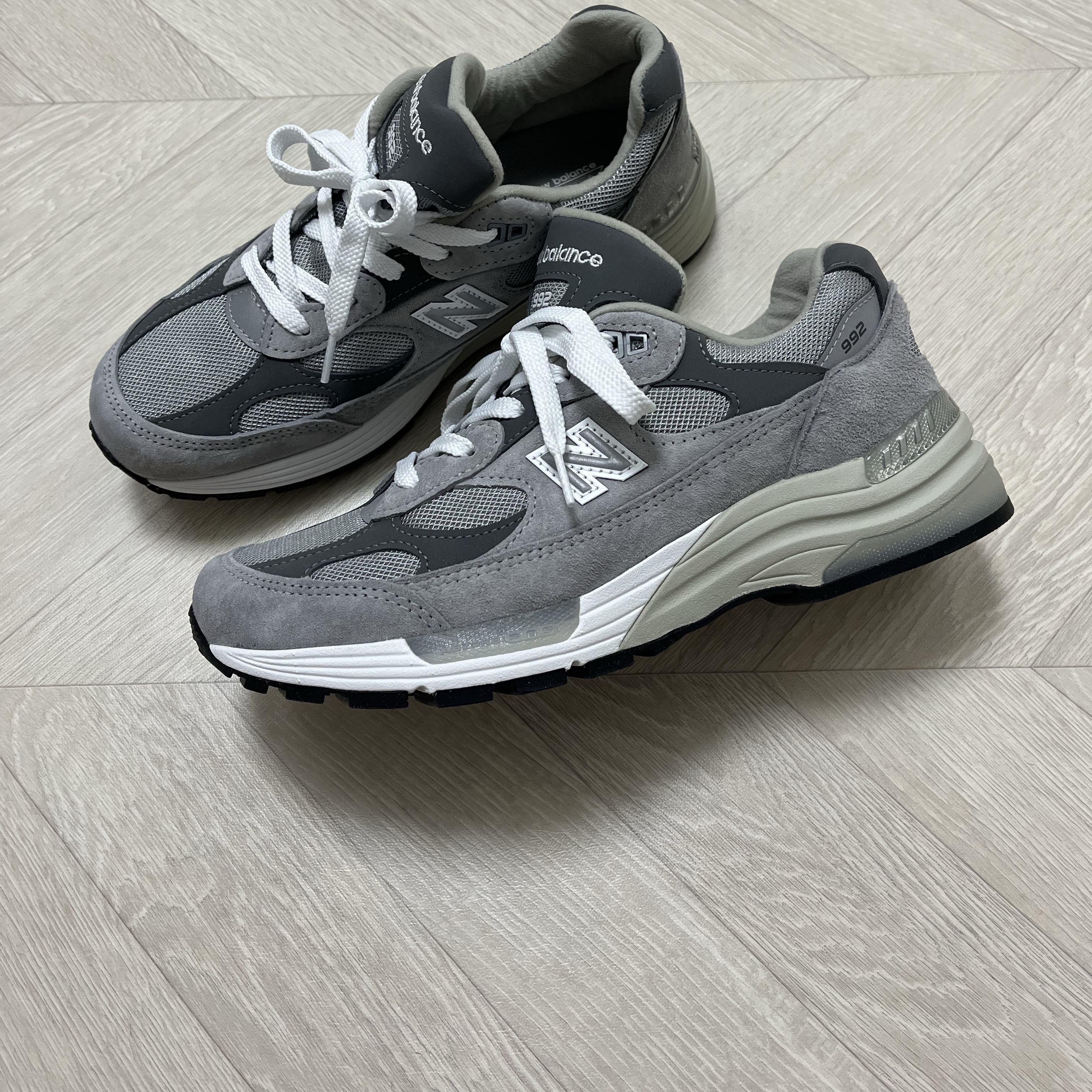 New Balance 992 Made in USA Core Grey Silver Metallic 착용 스타일