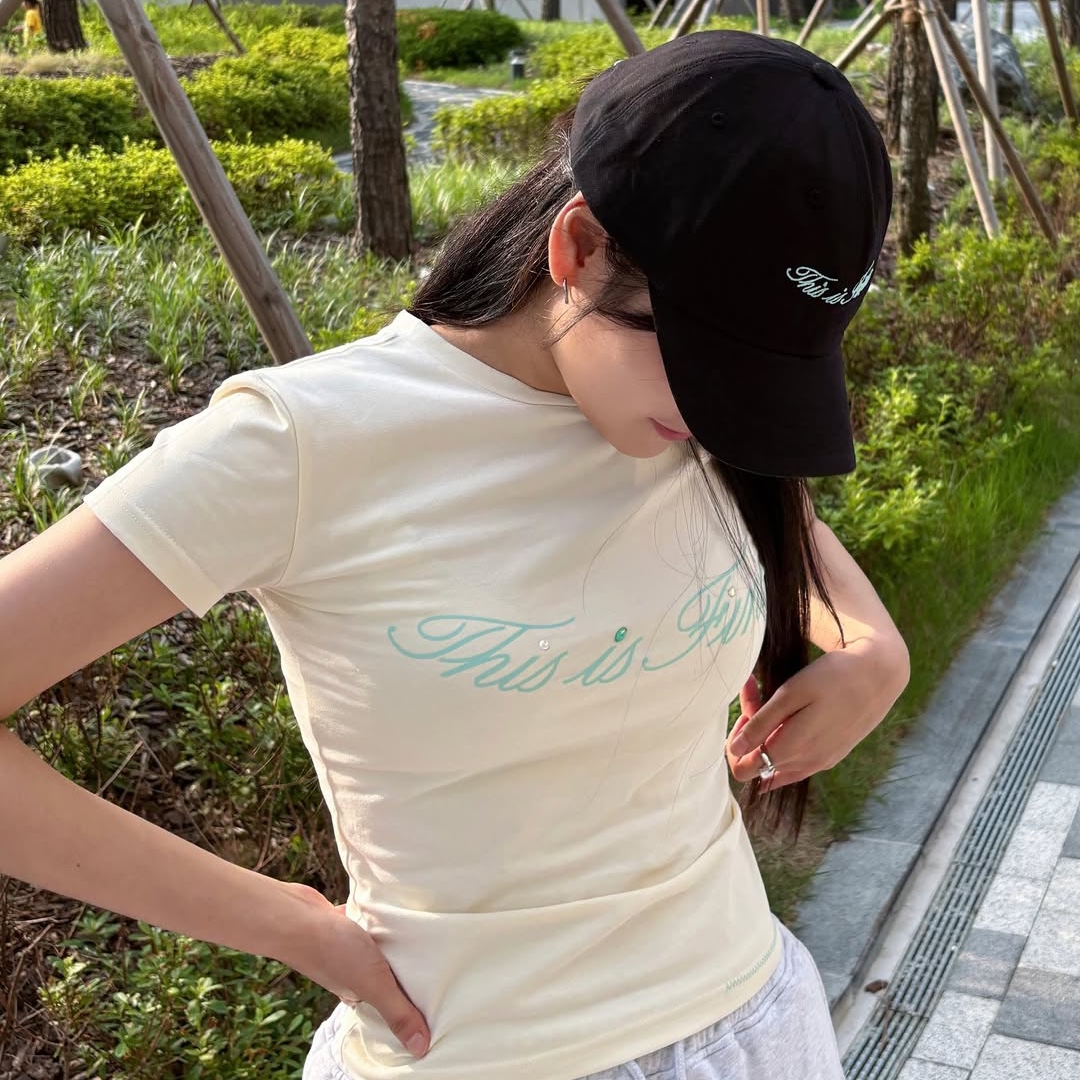 THIS IS FINE Cropped Signature Tee Cream, THIS IS FINE Signature Ball Cap Black 착용 스타일 - 2