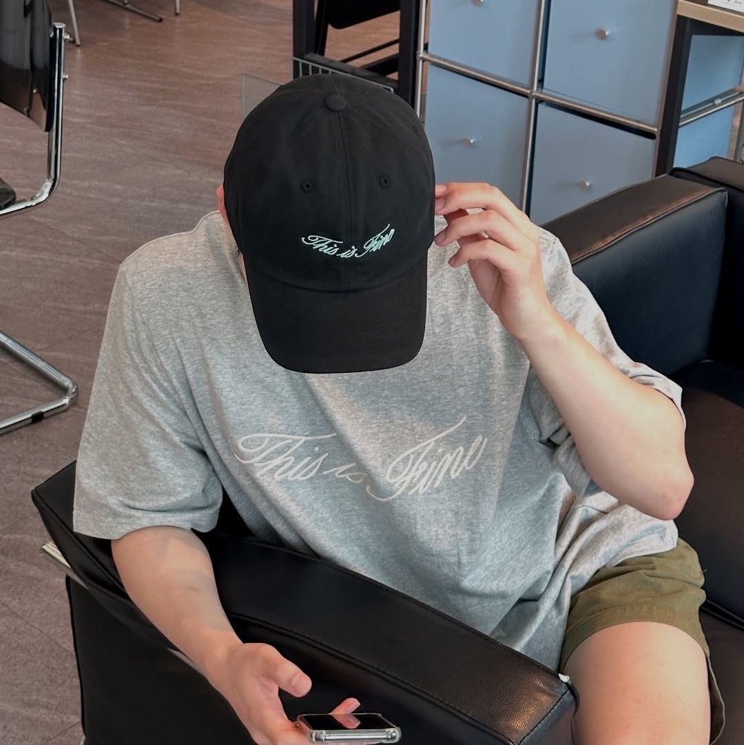 THIS IS FINE Oversized Signature Tee Sportif Gray, THIS IS FINE Signature Ball Cap Black 착용 스타일 - 2