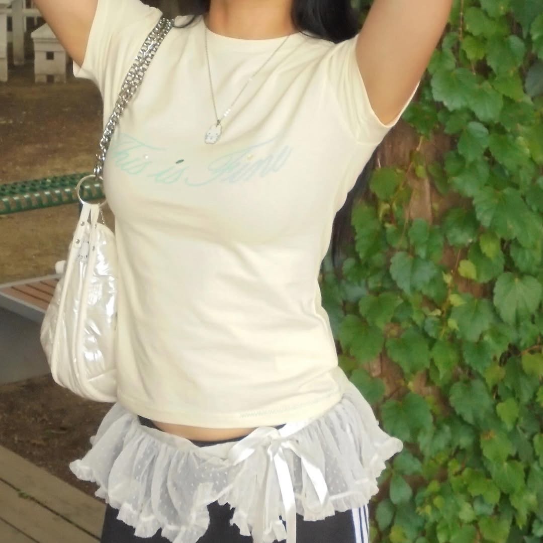 THIS IS FINE Cropped Signature Tee Cream, THIS IS FINE Signature Ball Cap Black 착용 스타일 - 7