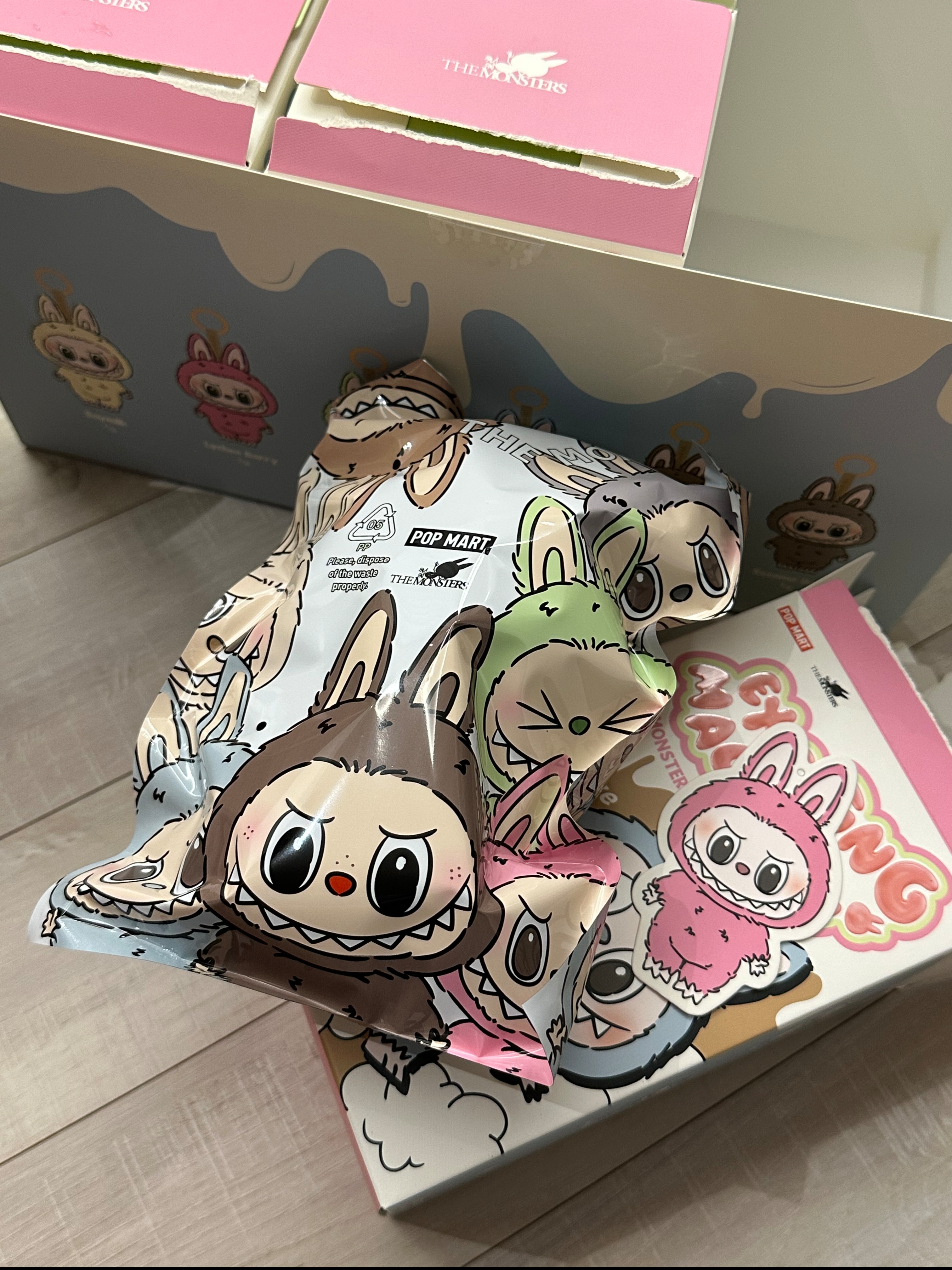 Pop Mart Labubu The Monsters Labubu Tasty Macarons Series Lyche Berry Keyring 착용 스타일