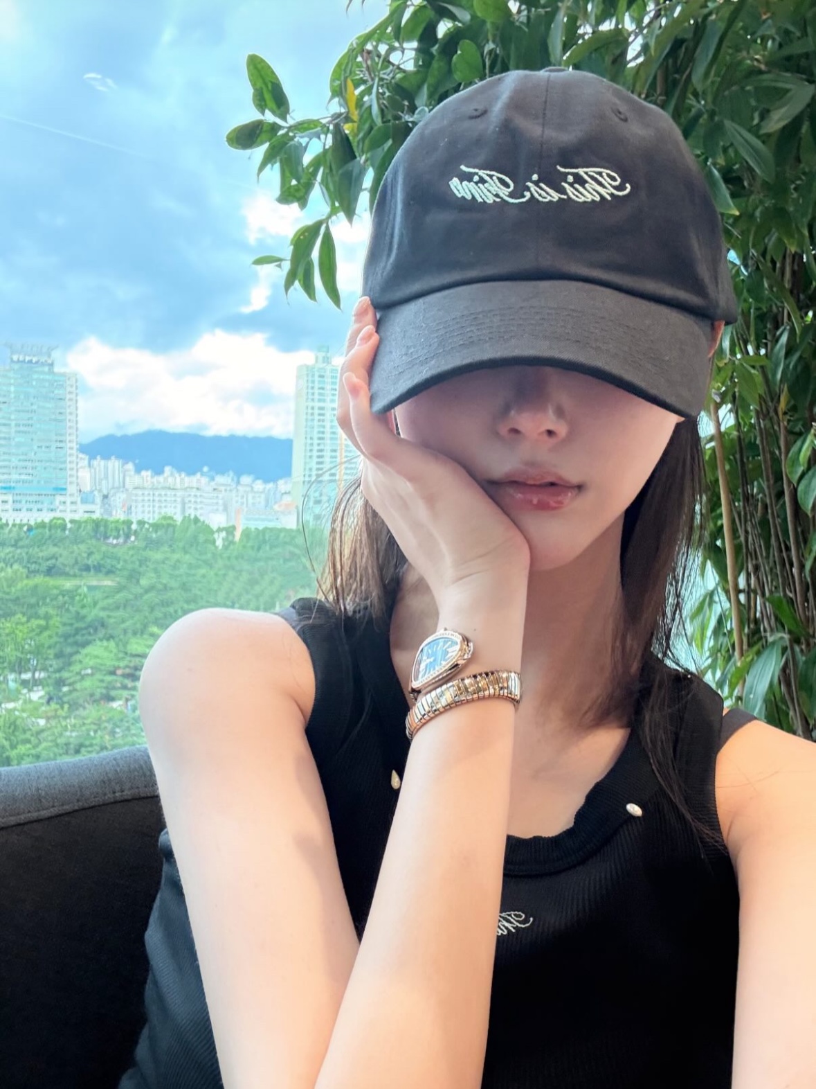 THIS IS FINE Ribbed Sleeveless Top Black, THIS IS FINE Signature Ball Cap Black 착용 스타일 - 3
