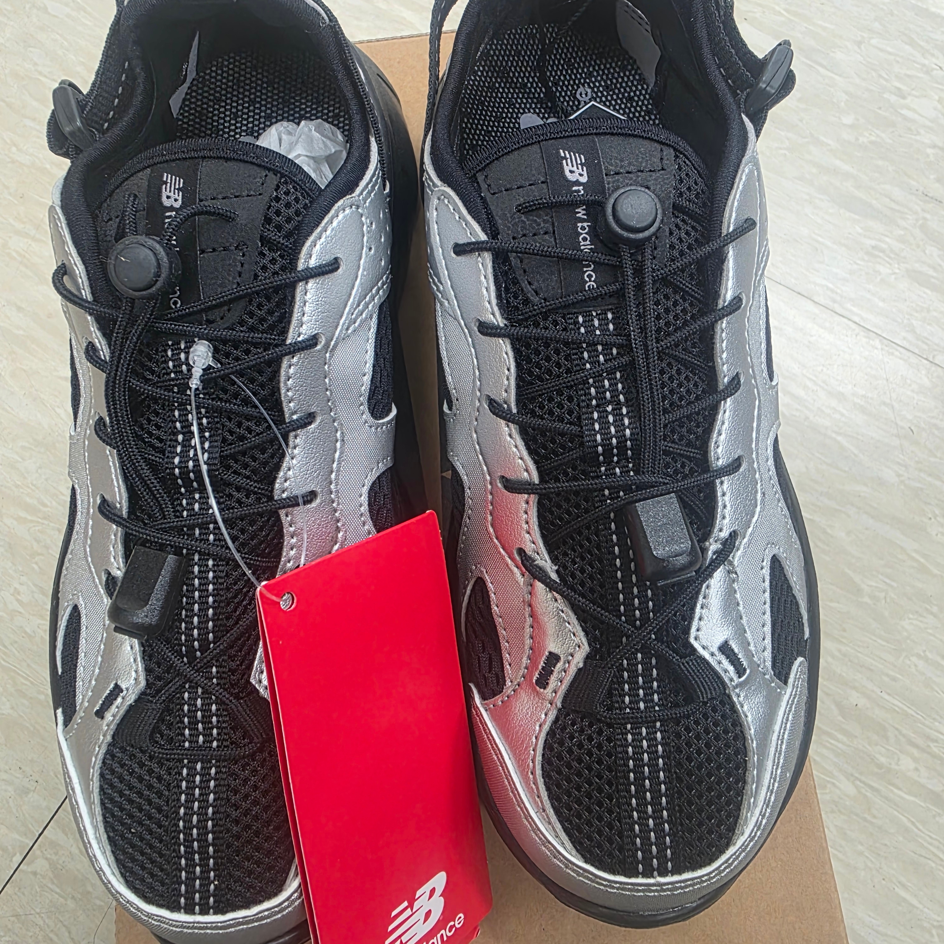 New Balance Kave Sandal Silver 착용 스타일 - 2