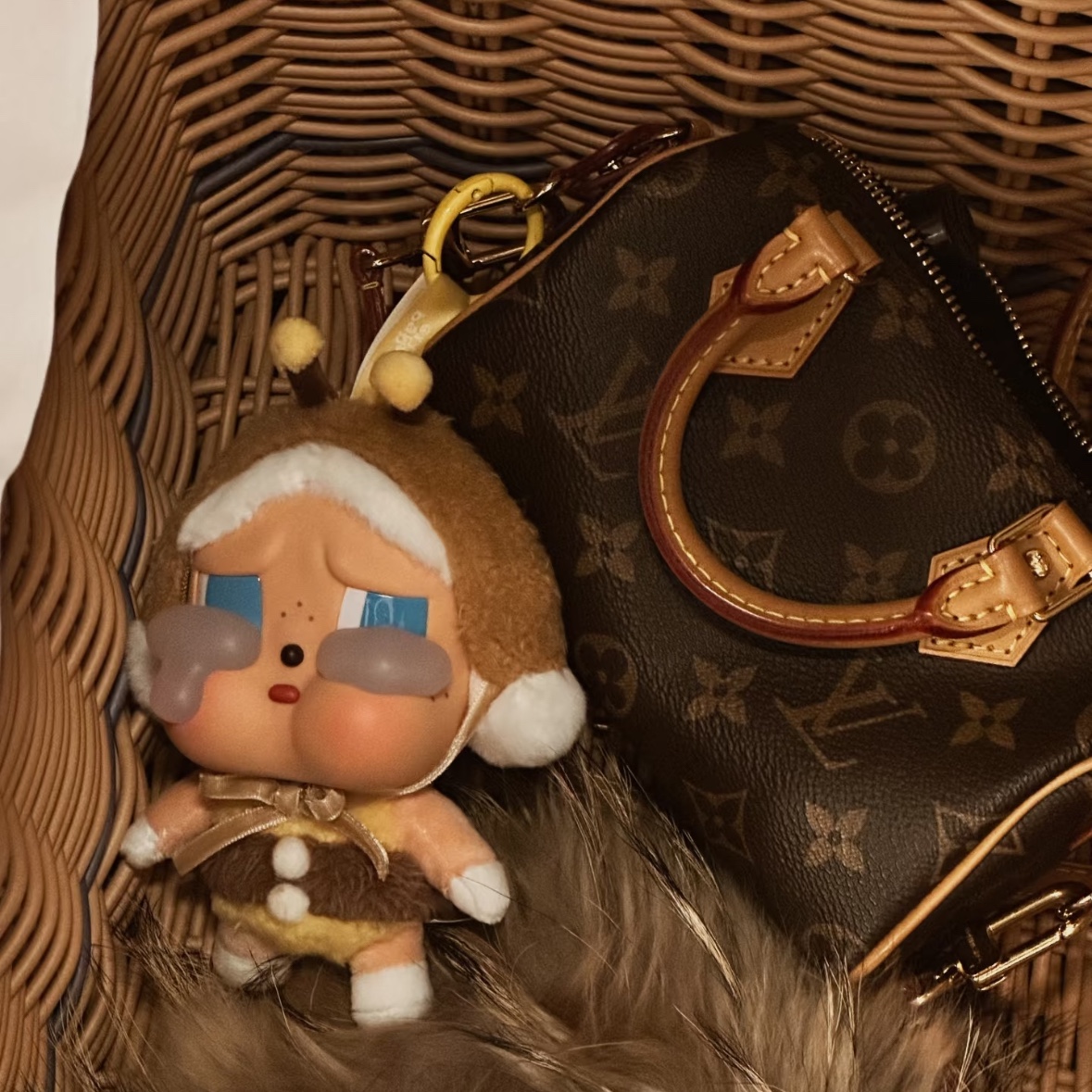 Pop Mart Crybaby Crying Again Series Plush Keyring I'll Bring You A Flower (Opened Case) 착용 스타일