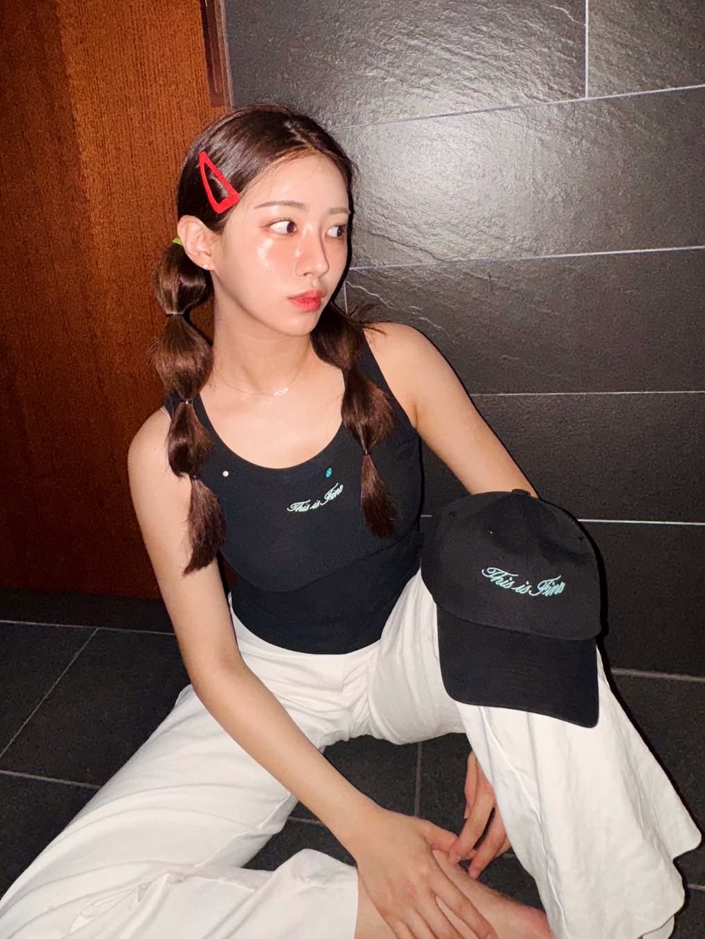 THIS IS FINE Ribbed Sleeveless Top Black, THIS IS FINE Signature Ball Cap Black 착용 스타일 - 2
