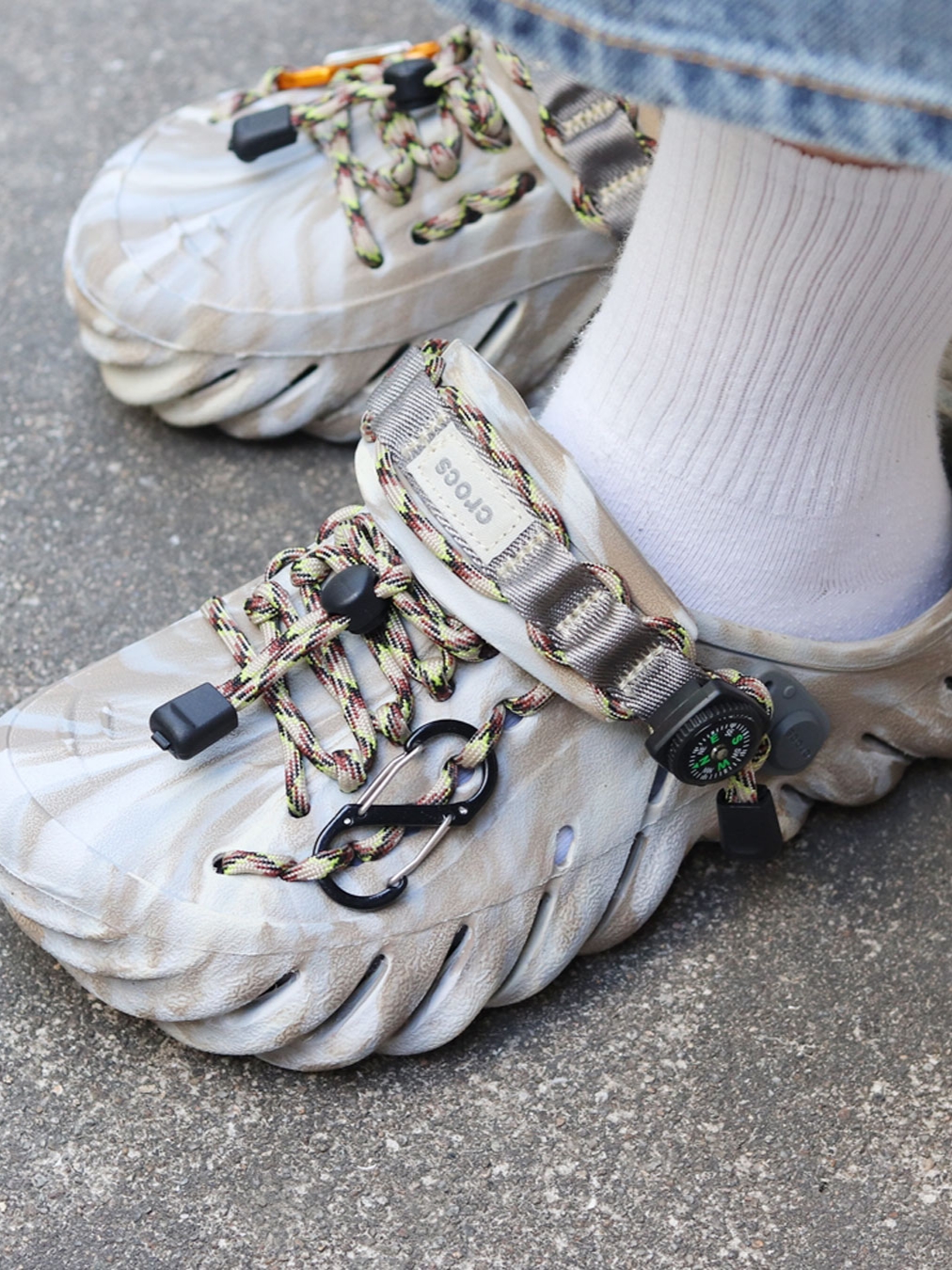 Crocs Echo Marbled Clog Bone Multi 착용 스타일 - 2