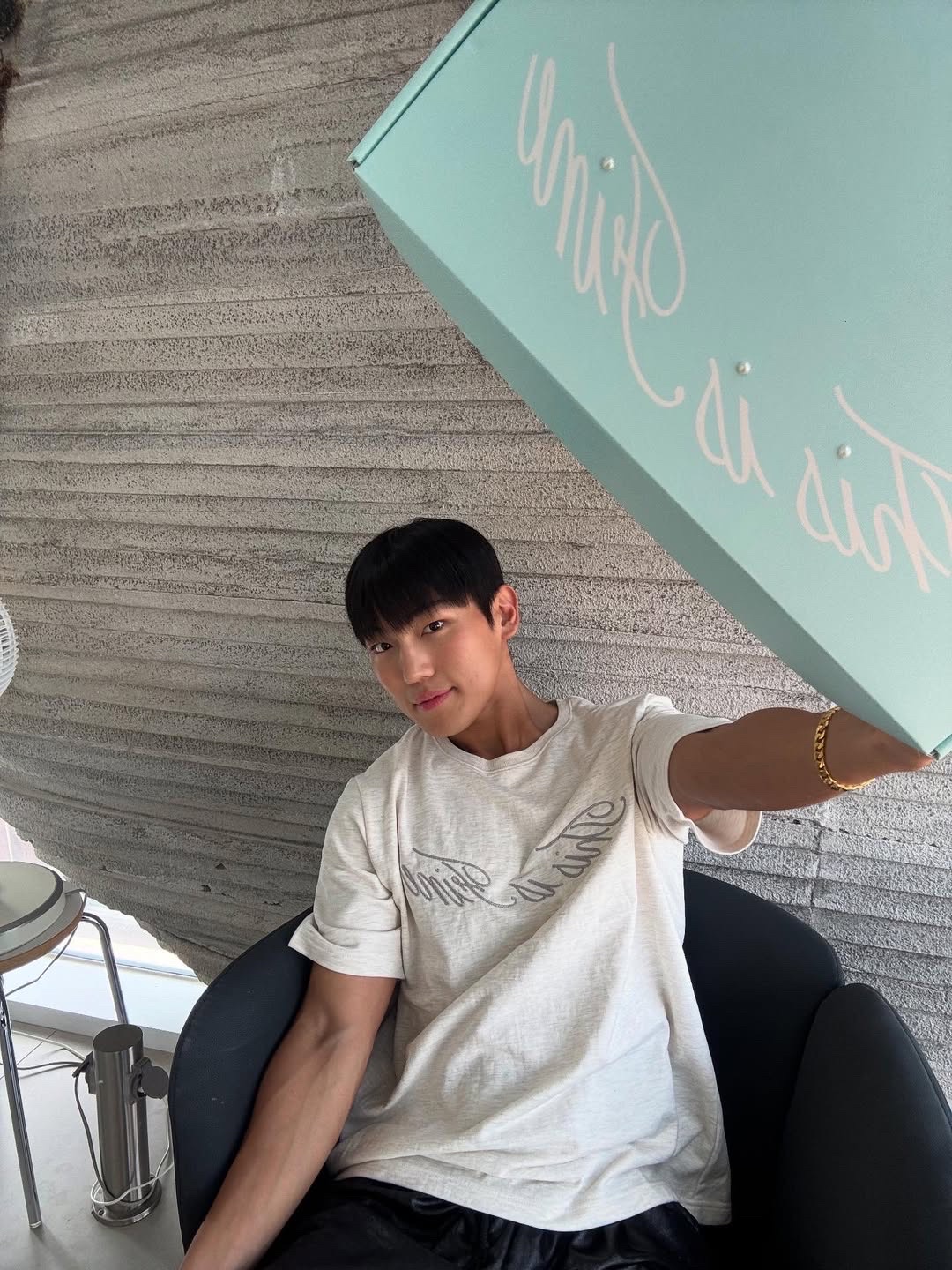 THIS IS FINE Oversized Signature Tee Oat, THIS IS FINE Signature Ball Cap Black 착용 스타일 - 1
