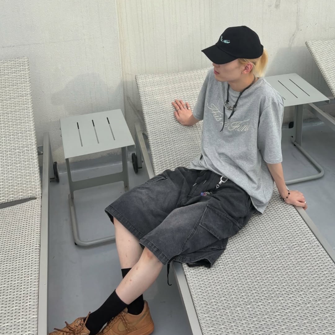 THIS IS FINE Oversized Signature Tee Sportif Gray, THIS IS FINE Signature Ball Cap Black 착용 스타일 - 2