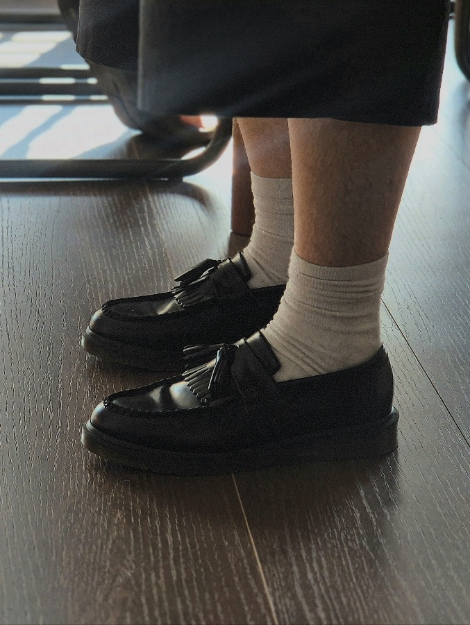 Amomento Two Tuck Wide Shorts Charcoal, Dr. Martens Adrian Smooth Black 착용 스타일 - 2