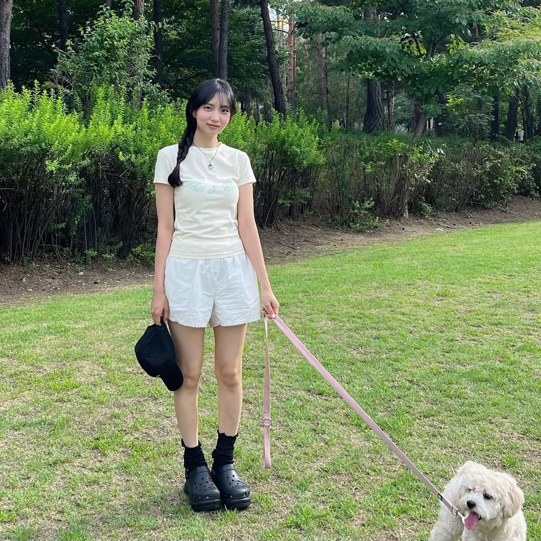 THIS IS FINE Cropped Signature Tee Cream, THIS IS FINE Signature Ball Cap Black 착용 스타일 - 3
