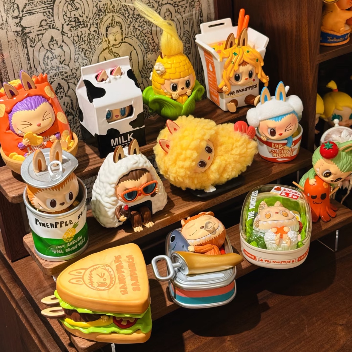 Pop Mart Labubu The Monsters Wacky Mart Series Figures (1 Blind Box) 착용 스타일
