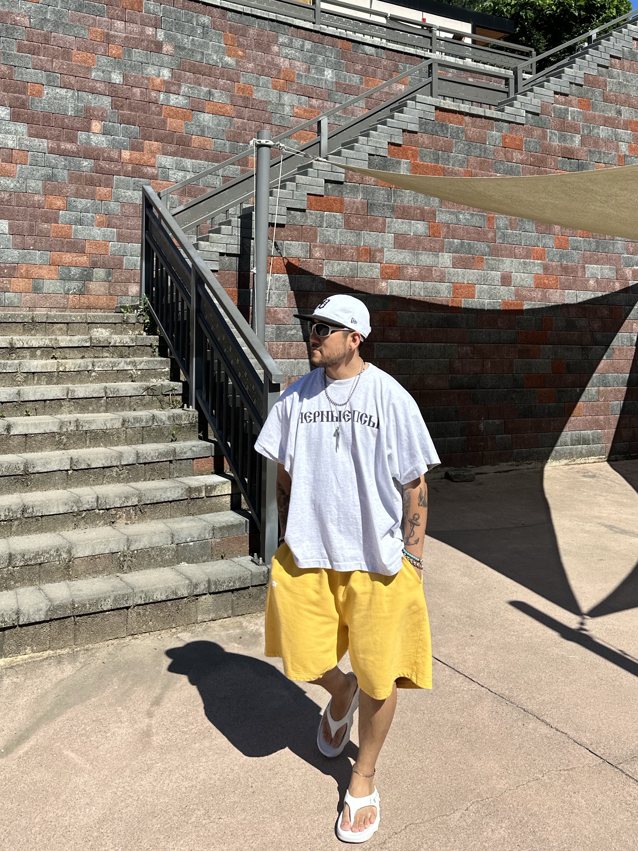 New Era x Thisisneverthat TNT RC950 Dettig Ball Cap Off White, Yeezy x Gosha Rubchinskiy YZY Black Dogs T-Shirt Heather Grey 착용 스타일 - 1