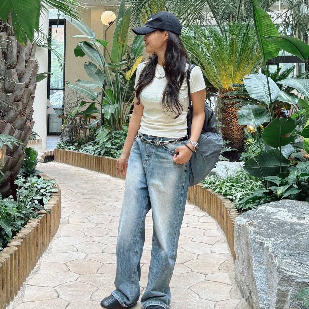 THIS IS FINE Cropped Signature Tee Cream, THIS IS FINE Signature Ball Cap Black 착용 스타일 - 2
