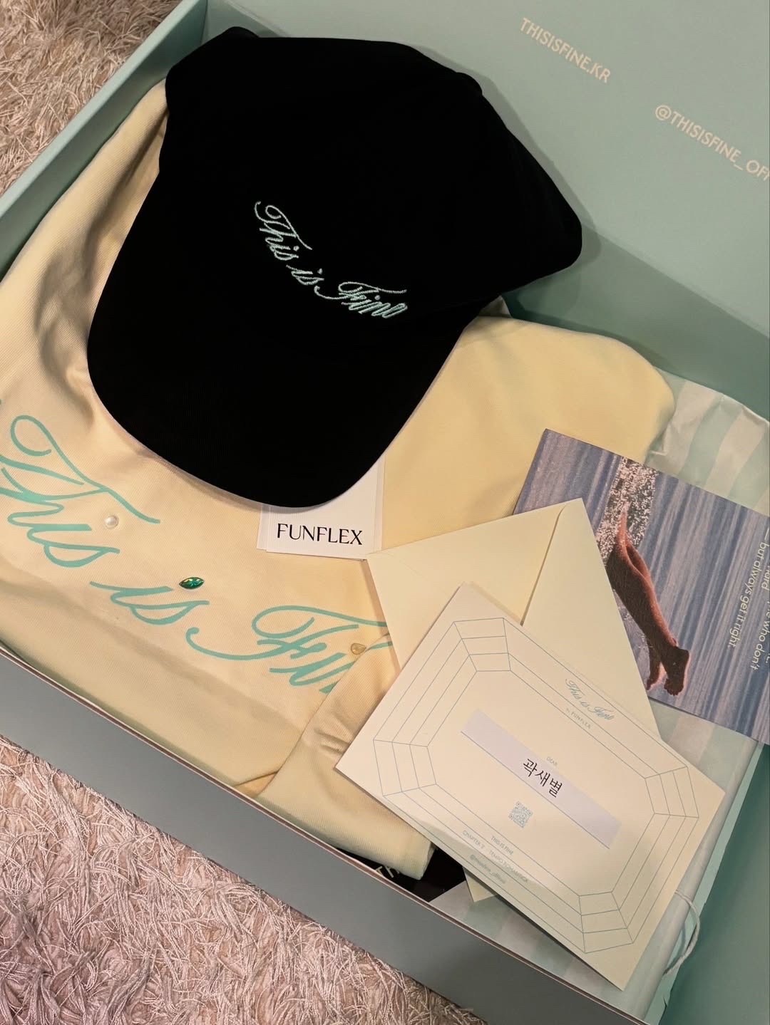 THIS IS FINE Cropped Signature Tee Cream, THIS IS FINE Signature Ball Cap Black 착용 스타일 - 10