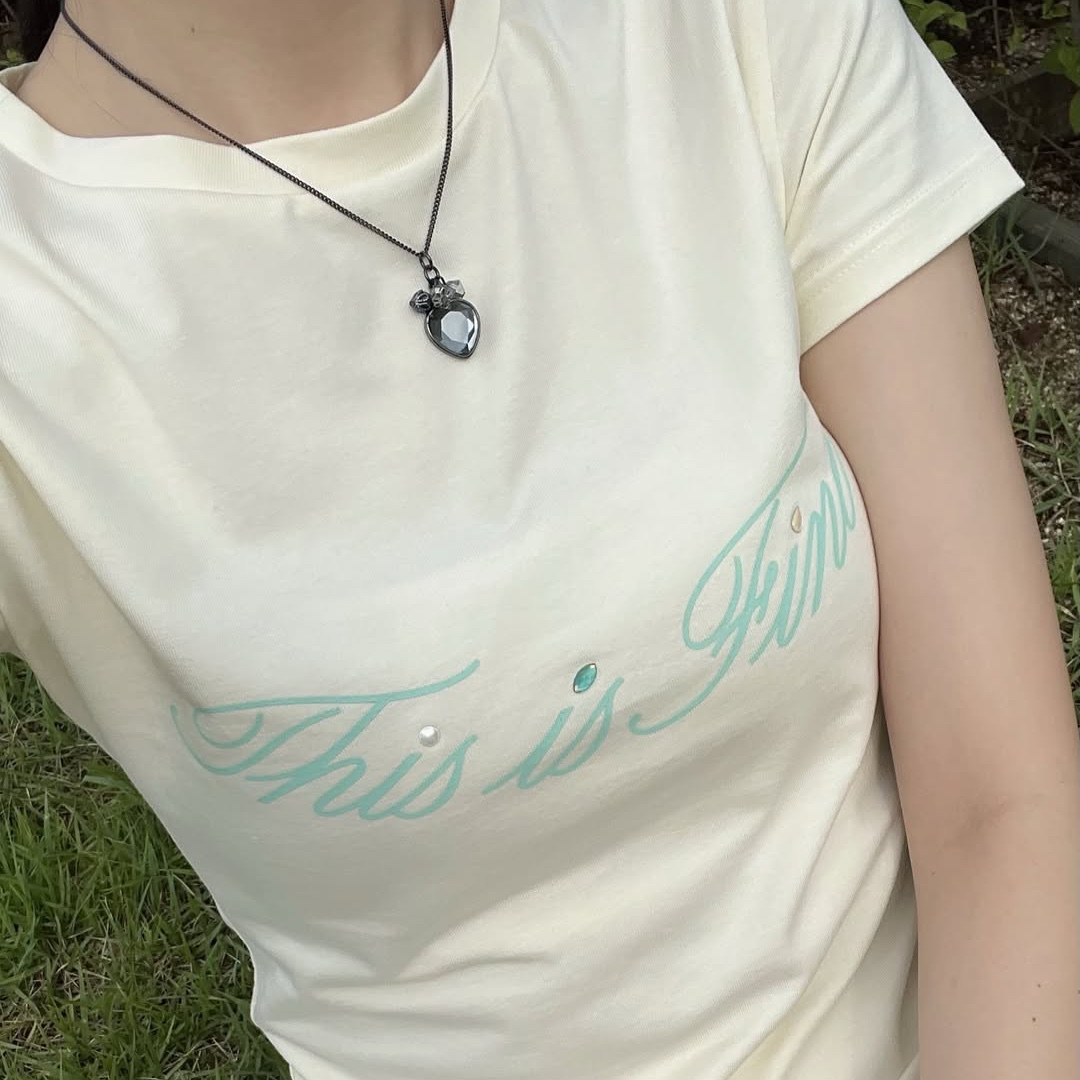 THIS IS FINE Cropped Signature Tee Cream, THIS IS FINE Signature Ball Cap Black 착용 스타일 - 7