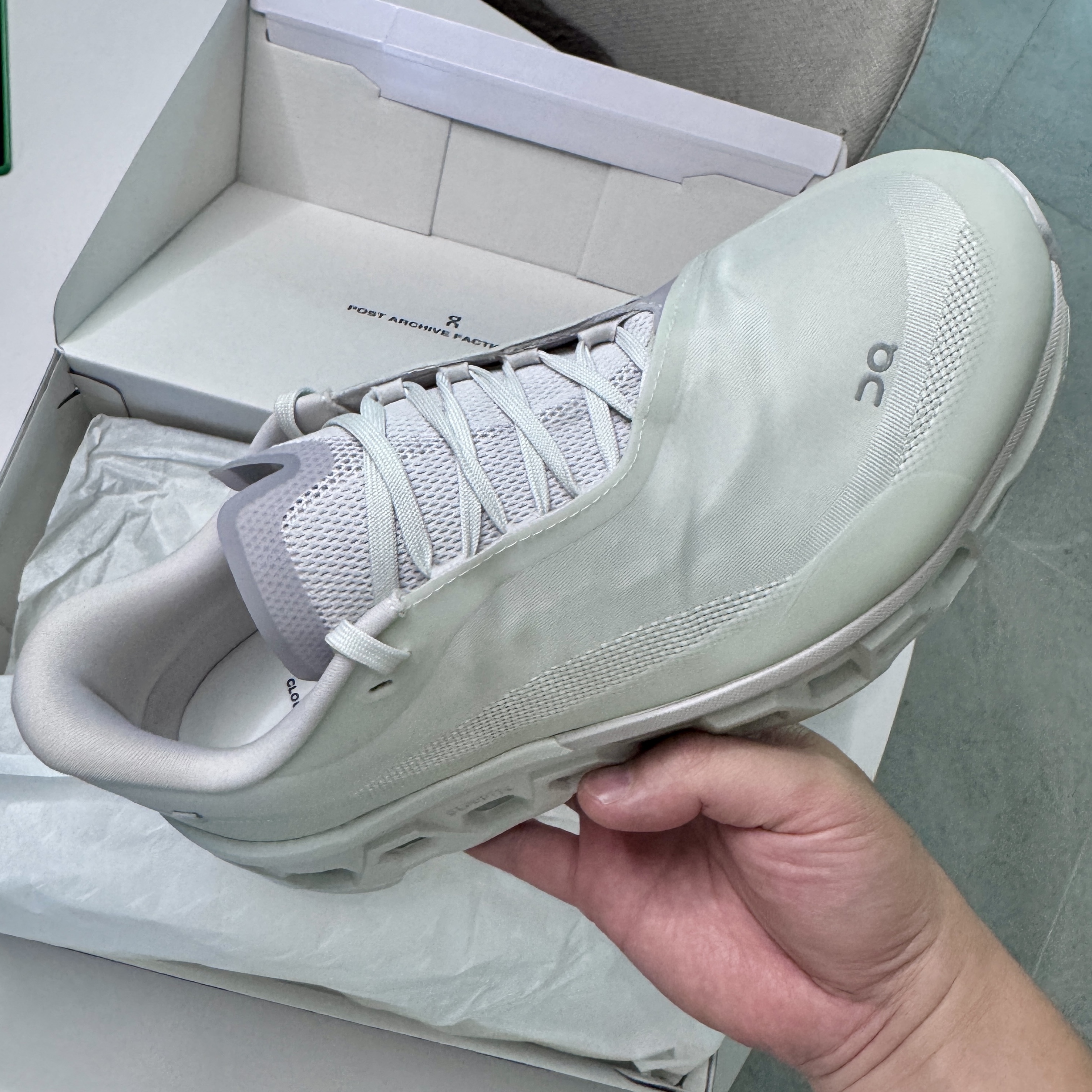 On Running x Post Archive Faction (Paf) Cloudmonster 2 Vapor Frost 착용 스타일 - 1