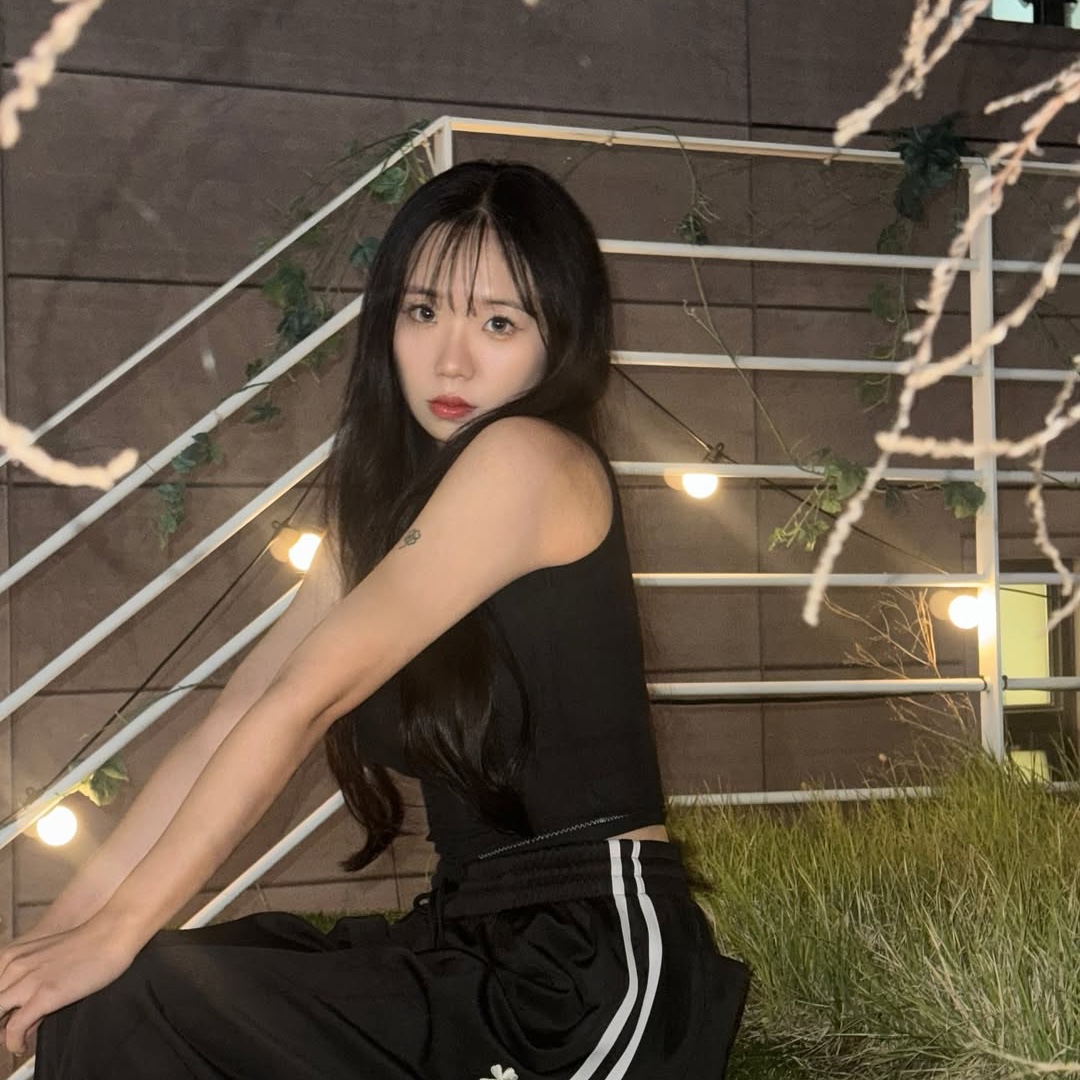 THIS IS FINE Cropped Signature Tee Cream, THIS IS FINE Ribbed Sleeveless Top Black 착용 스타일 - 7